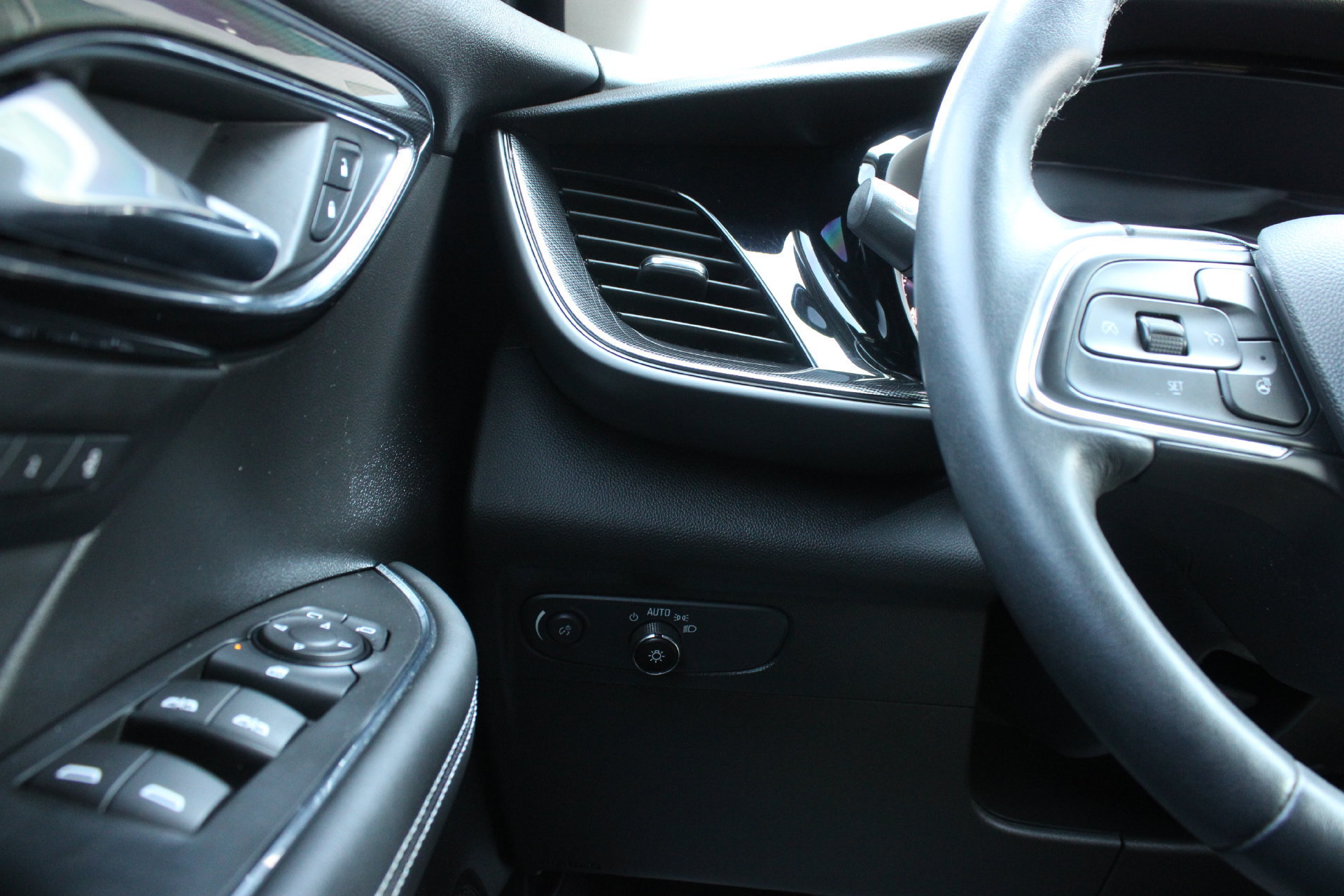 Used 2022 Buick Envision Essence w/ Sport Touring Package FWD image 29