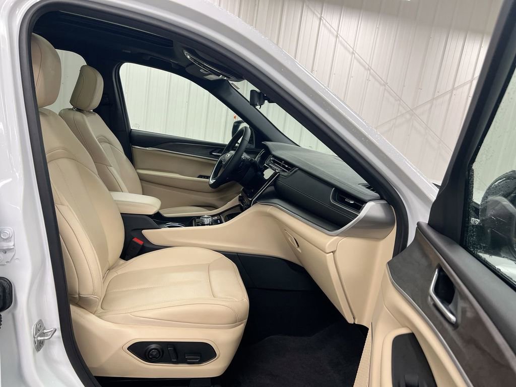 New 2025 Jeep Grand Cherokee L Limited w/ Luxury Tech Group II image 23