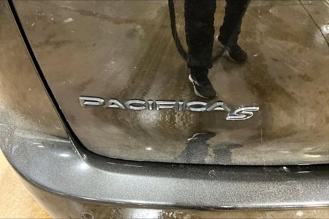 Used 2020 Chrysler Pacifica Touring-L Plus w/ S Appearance Package FWD image 22