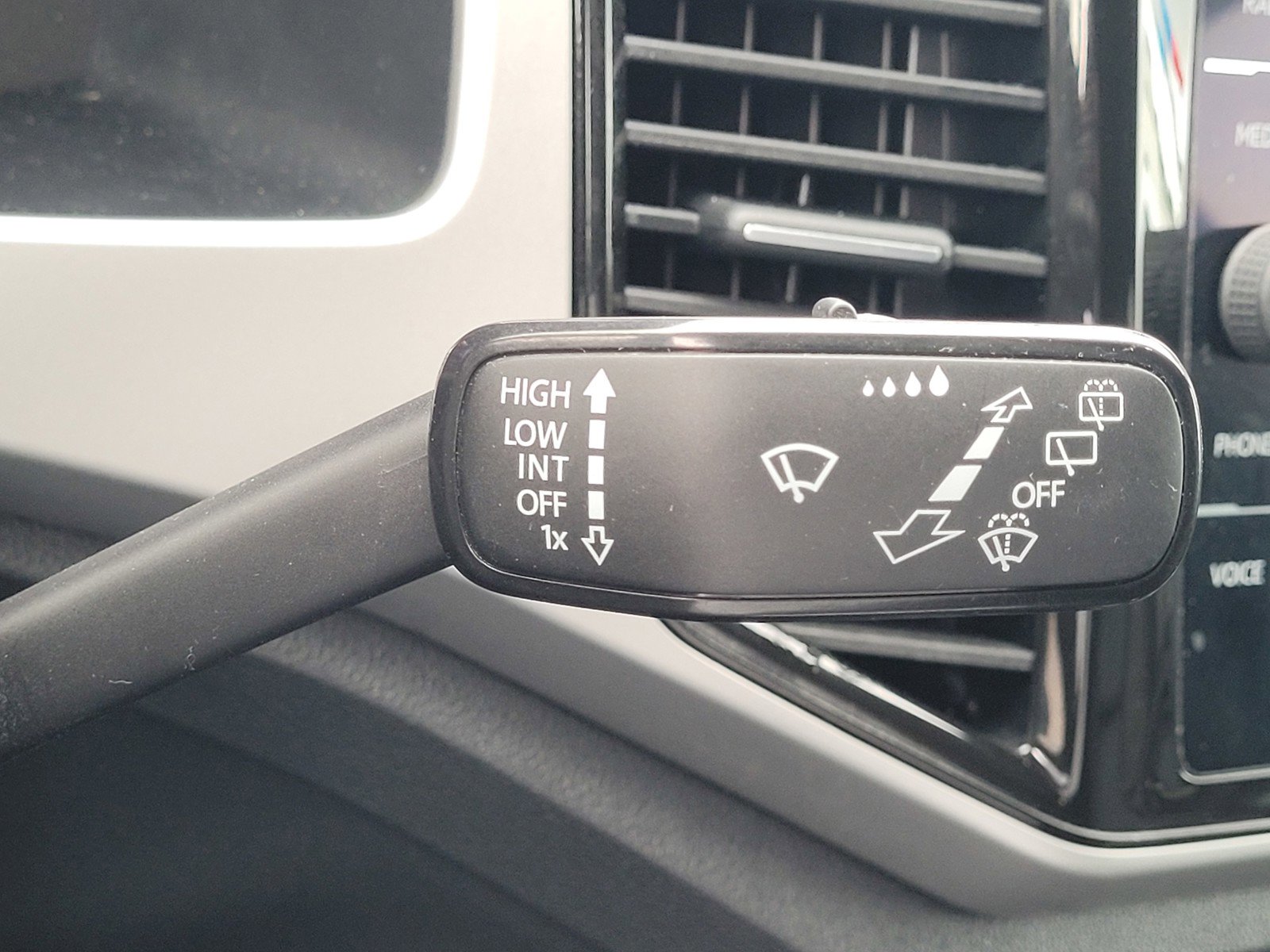 Used 2022 Volkswagen Atlas Cross Sport SE image 26