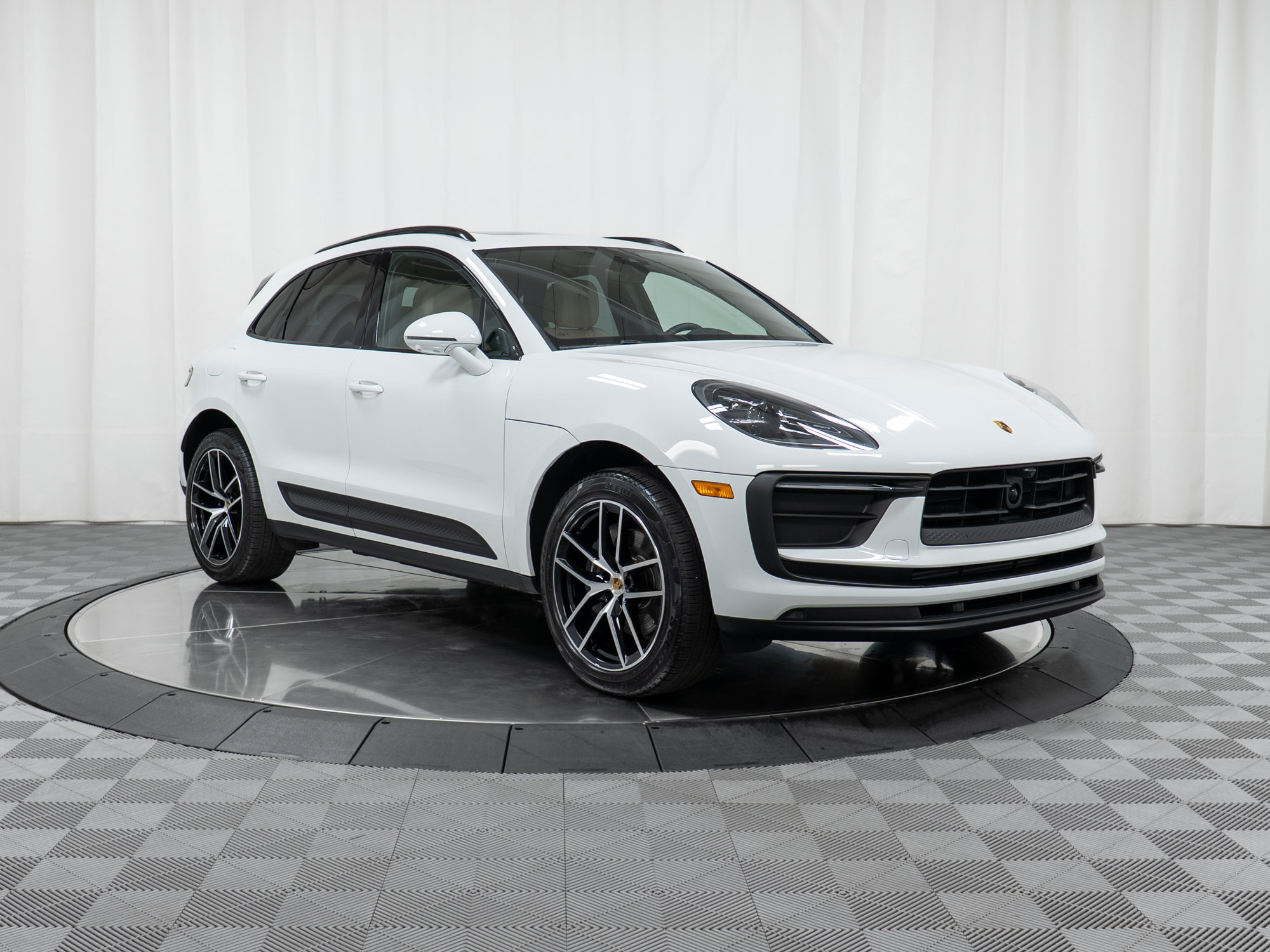 Certified 2022 Porsche Macan AWD/4WD image 9