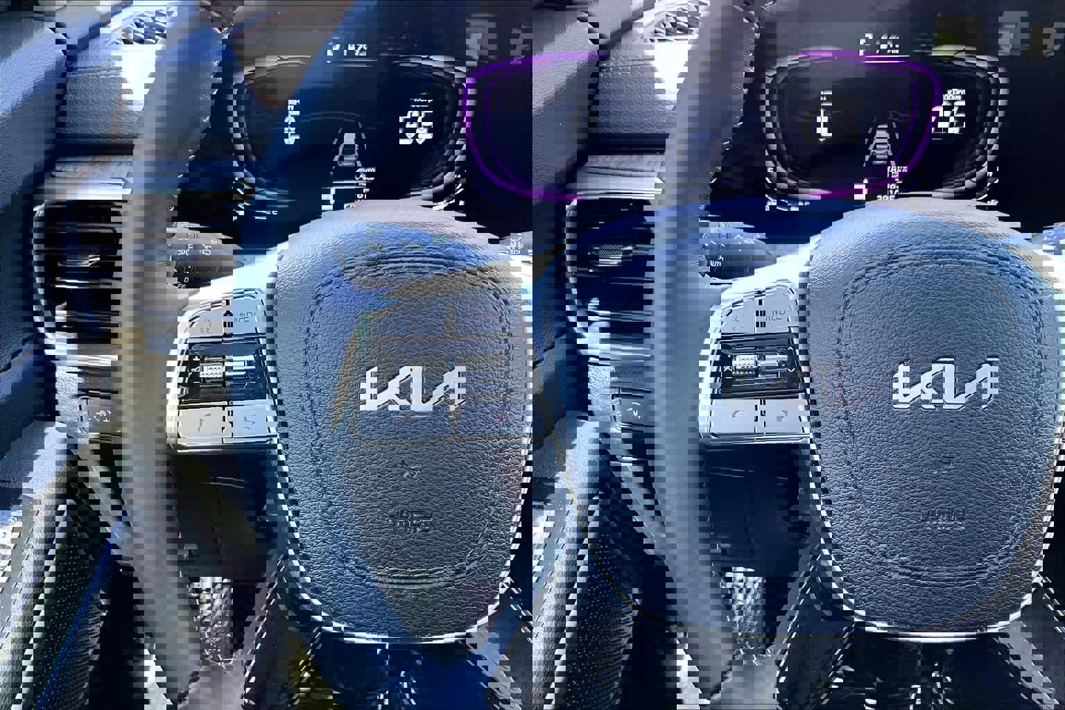 Used 2024 Kia Telluride EX w/ EX Captain's Chair Package image 23