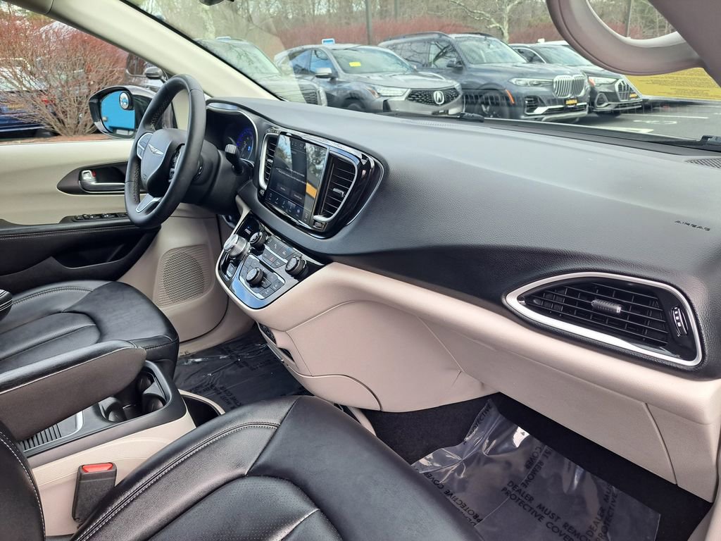 Used 2024 Chrysler Pacifica Touring-L image 25