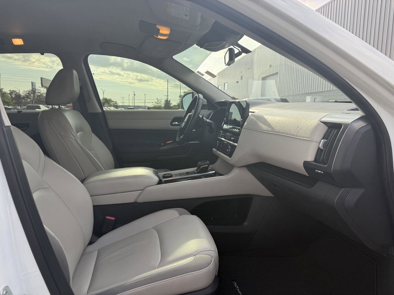 Used 2023 Nissan Pathfinder SL AWD/4WD image 12