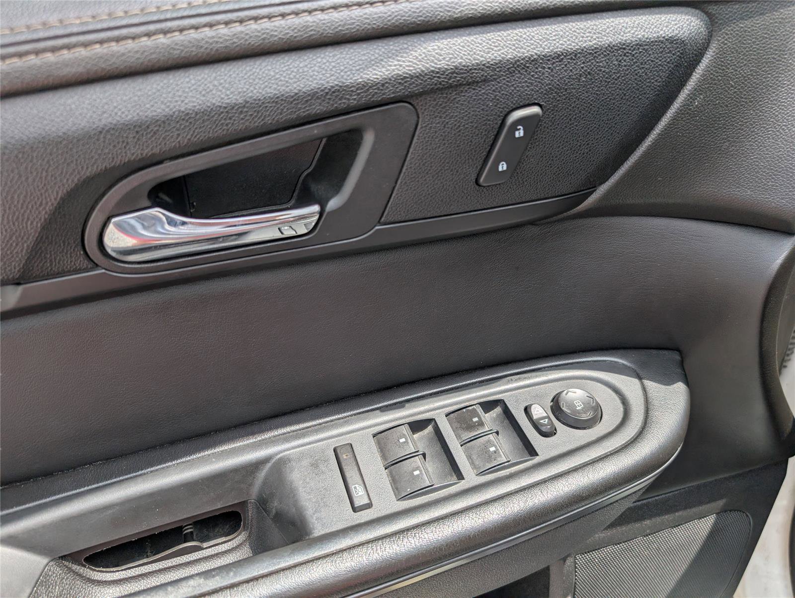 Used 2015 Chevrolet Traverse LT FWD image 11