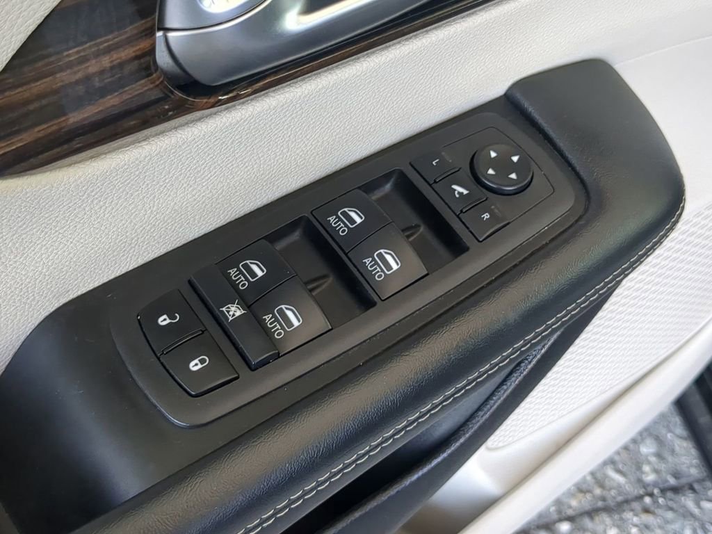 Used 2023 Chrysler Pacifica Limited image 26