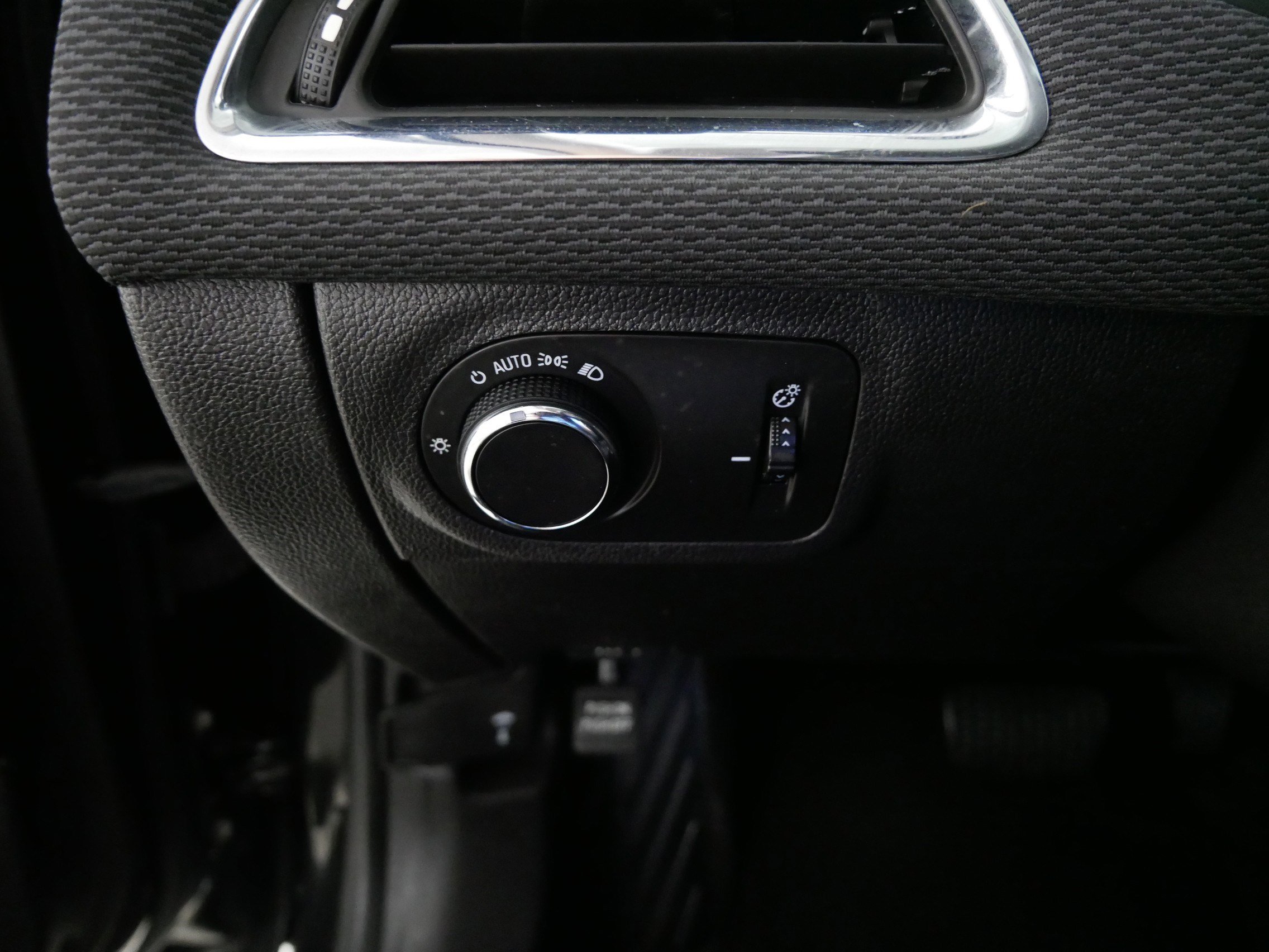 Used 2017 Chevrolet Cruze LT image 25