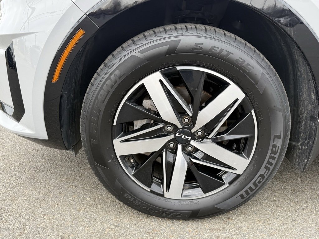 Used 2023 Kia Sorento EX image 11