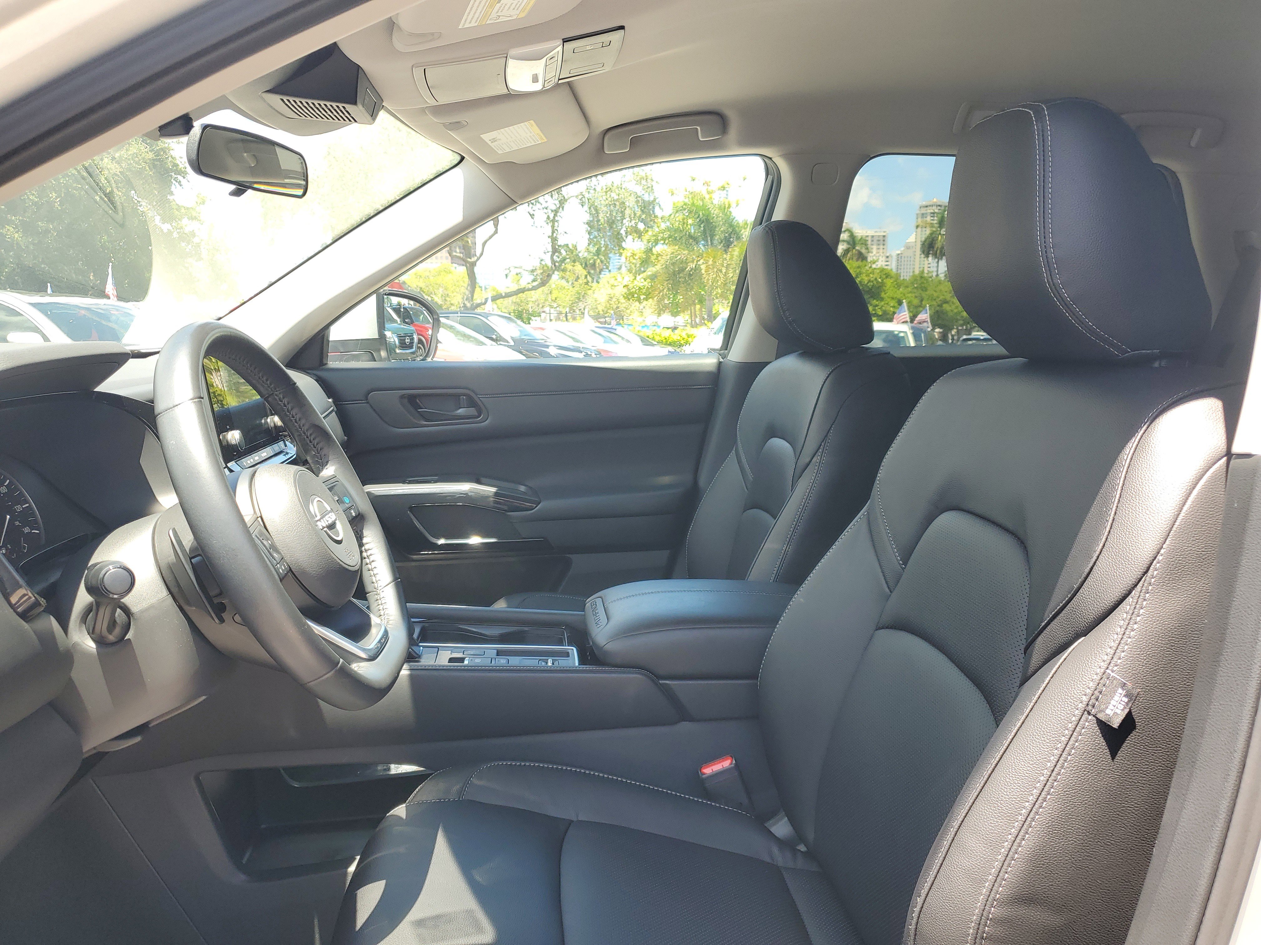 Used 2024 Nissan Pathfinder SV image 9