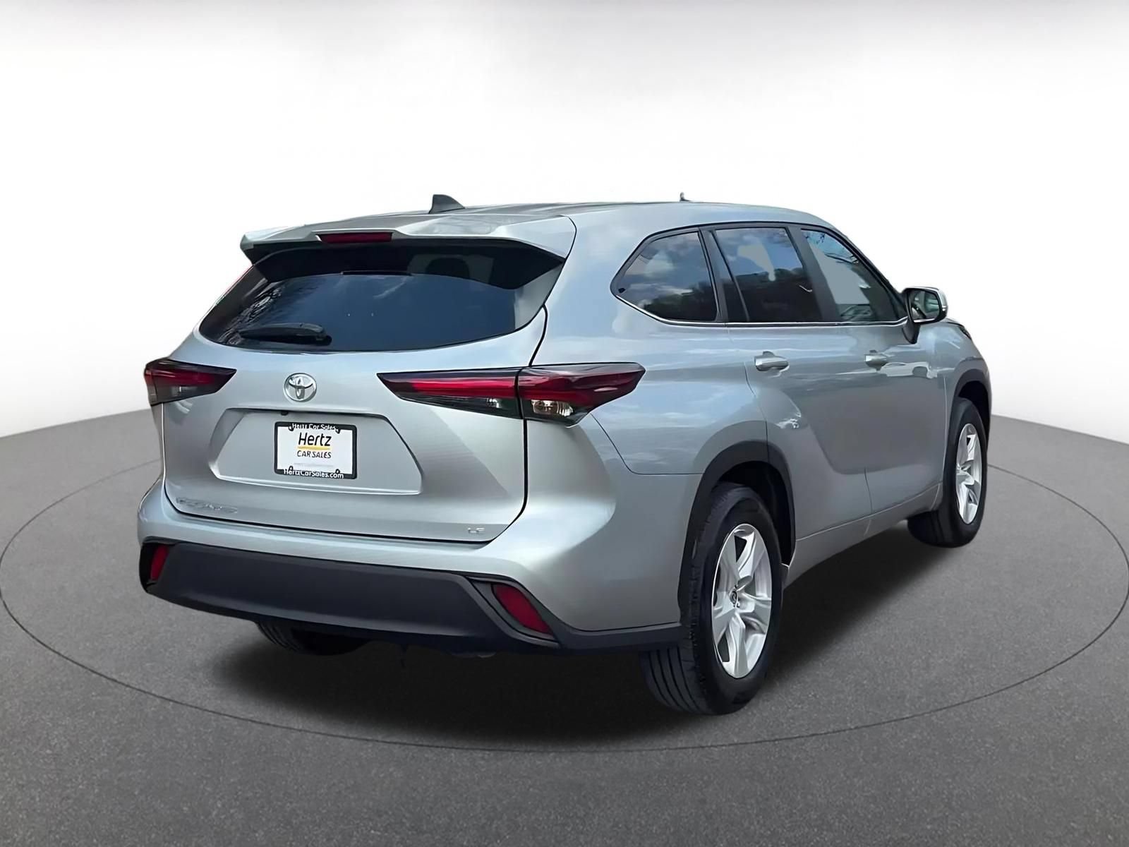 Used 2025 Toyota Highlander LE FWD image 12