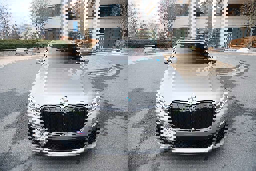 Used 2021 BMW 750i xDrive w/ Executive Package image 3