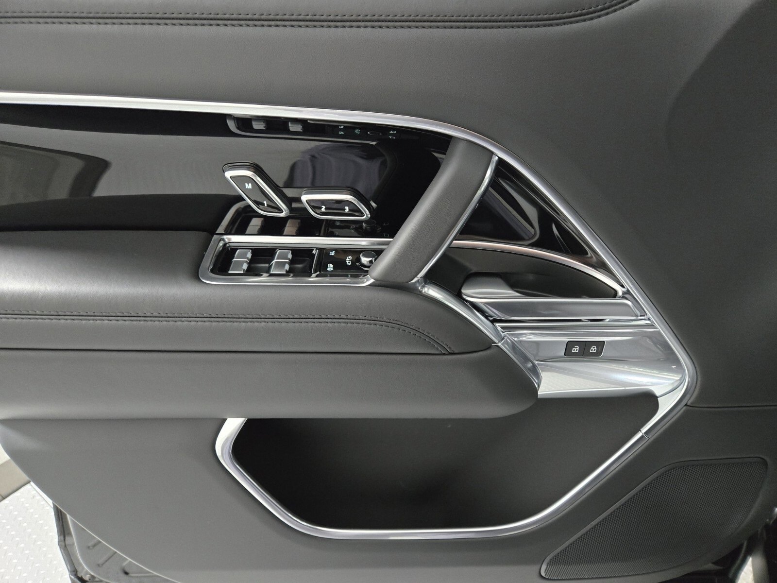 New 2025 Land Rover Range Rover SE image 22