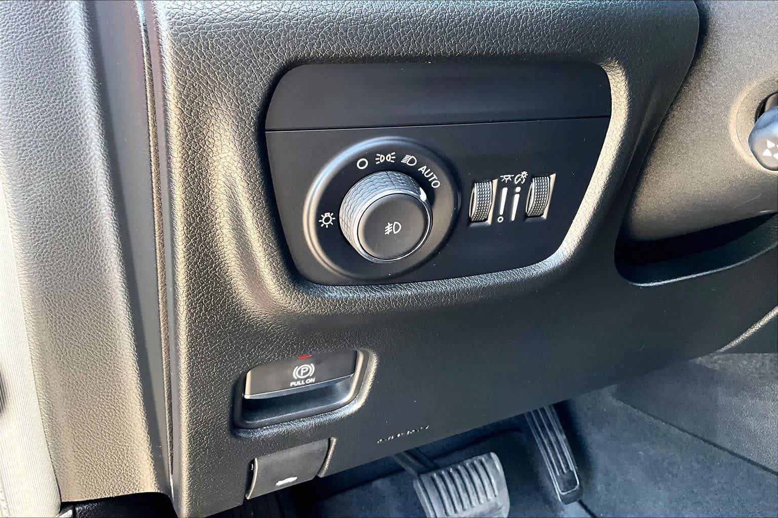 Used 2023 Jeep Grand Cherokee Limited w/ Luxury Tech Group II AWD/4WD image 36