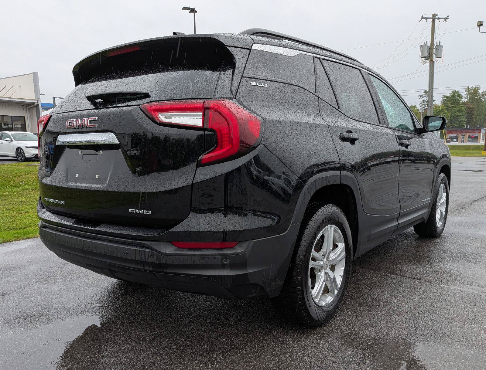 Used 2024 GMC Terrain SLE w/ Driver Convenience Package AWD/4WD image 7