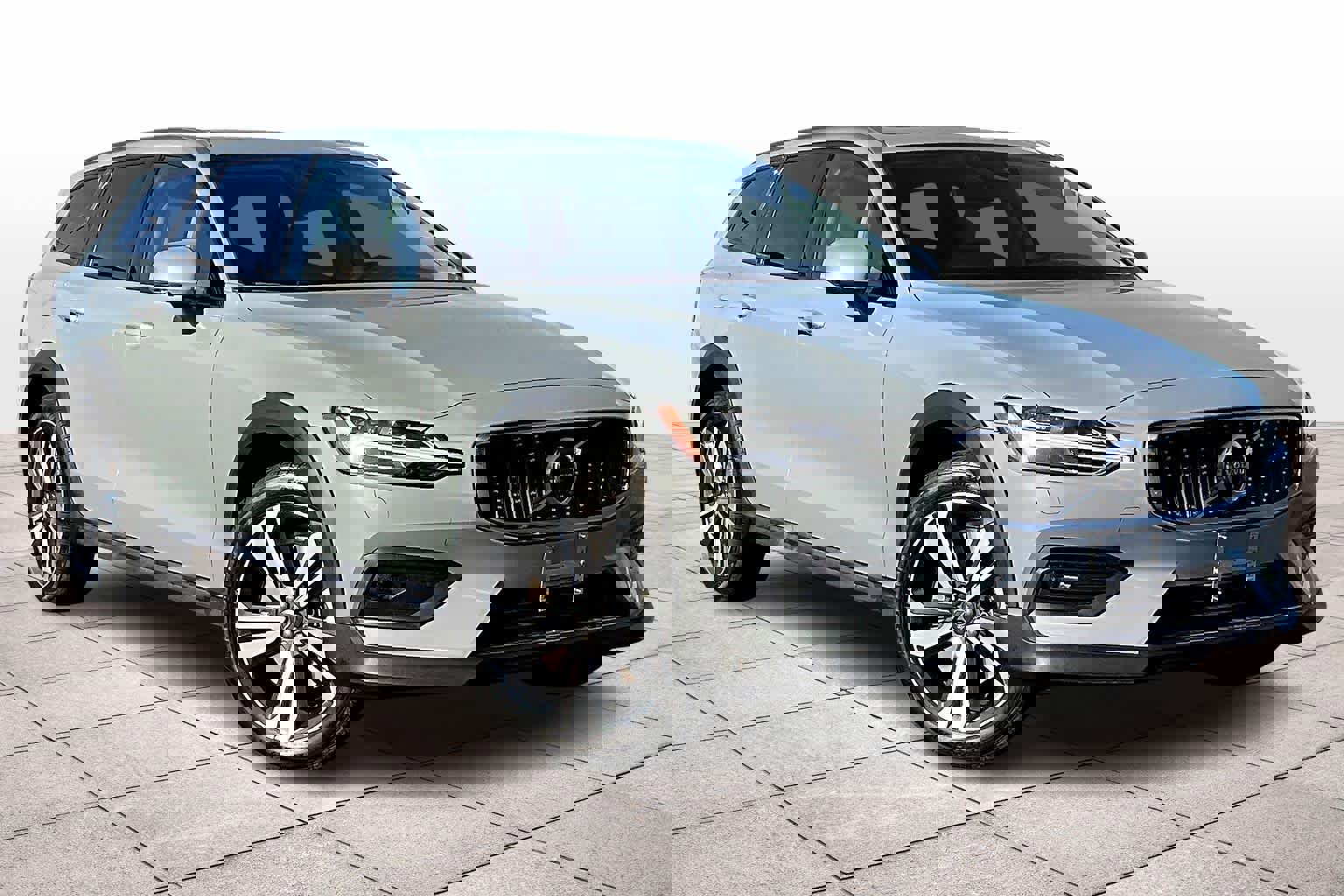 Used 2024 Volvo V60 B5 Cross Country Plus image 2