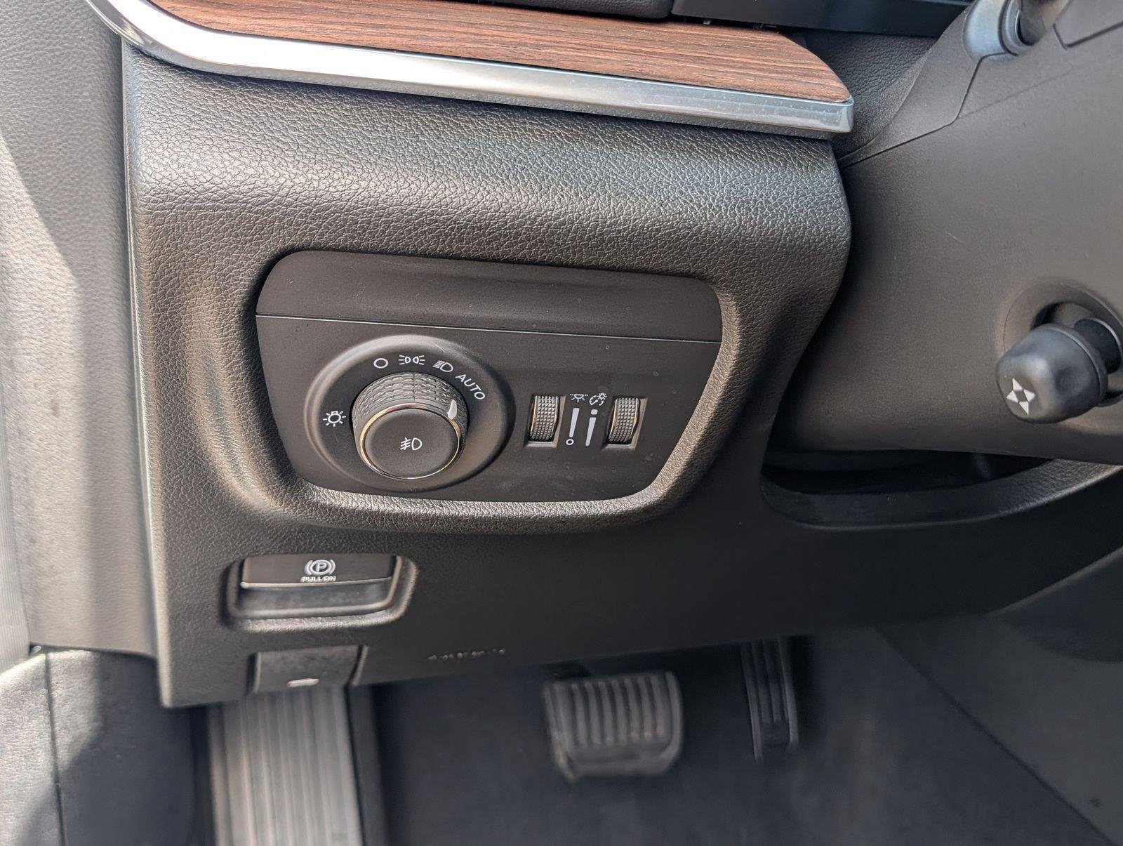 Used 2025 Jeep Grand Cherokee Summit AWD/4WD image 17