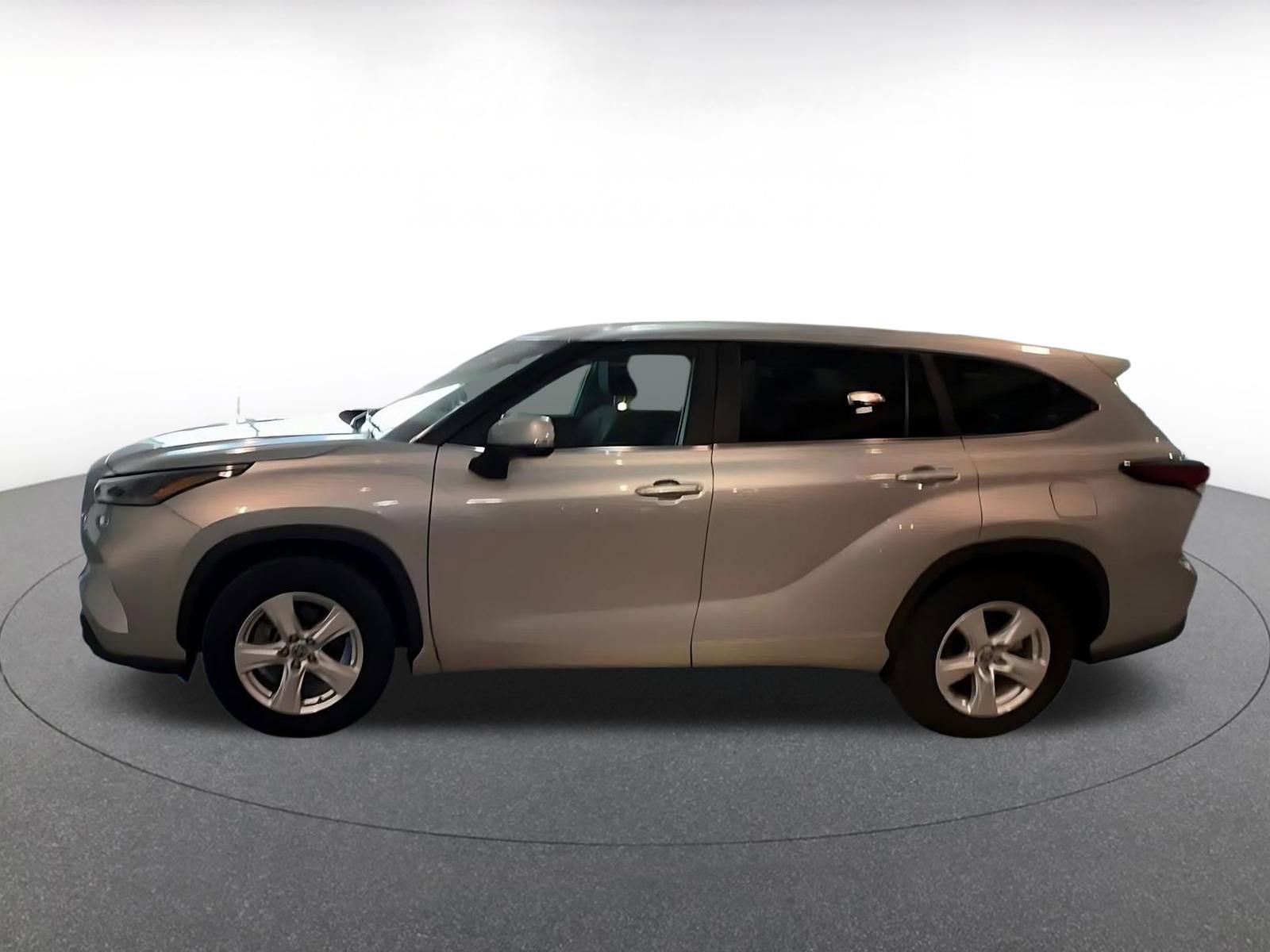 Used 2025 Toyota Highlander LE FWD image 9