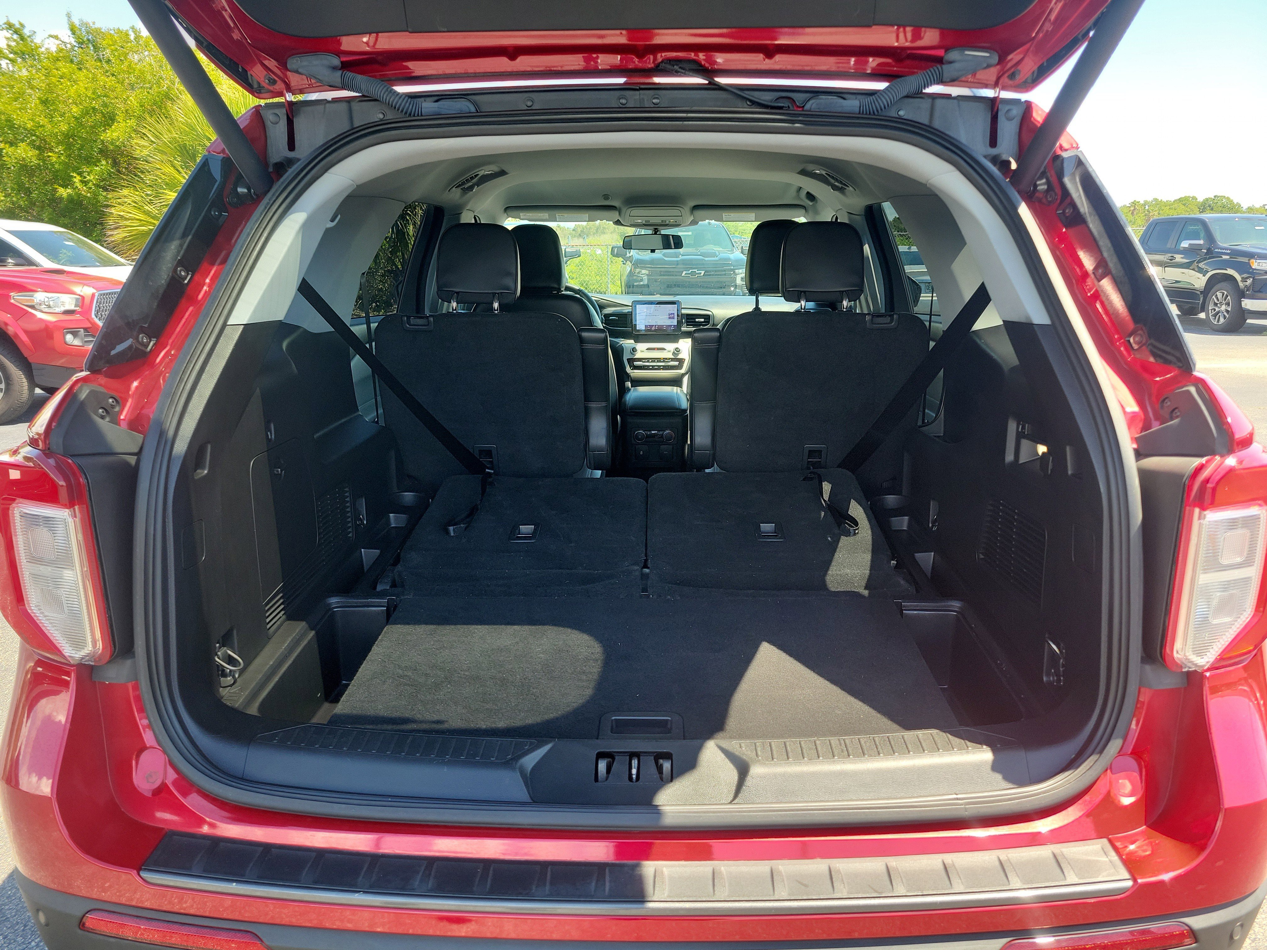 Used 2021 Ford Explorer XLT w/ Equipment Group 202A RWD image 9