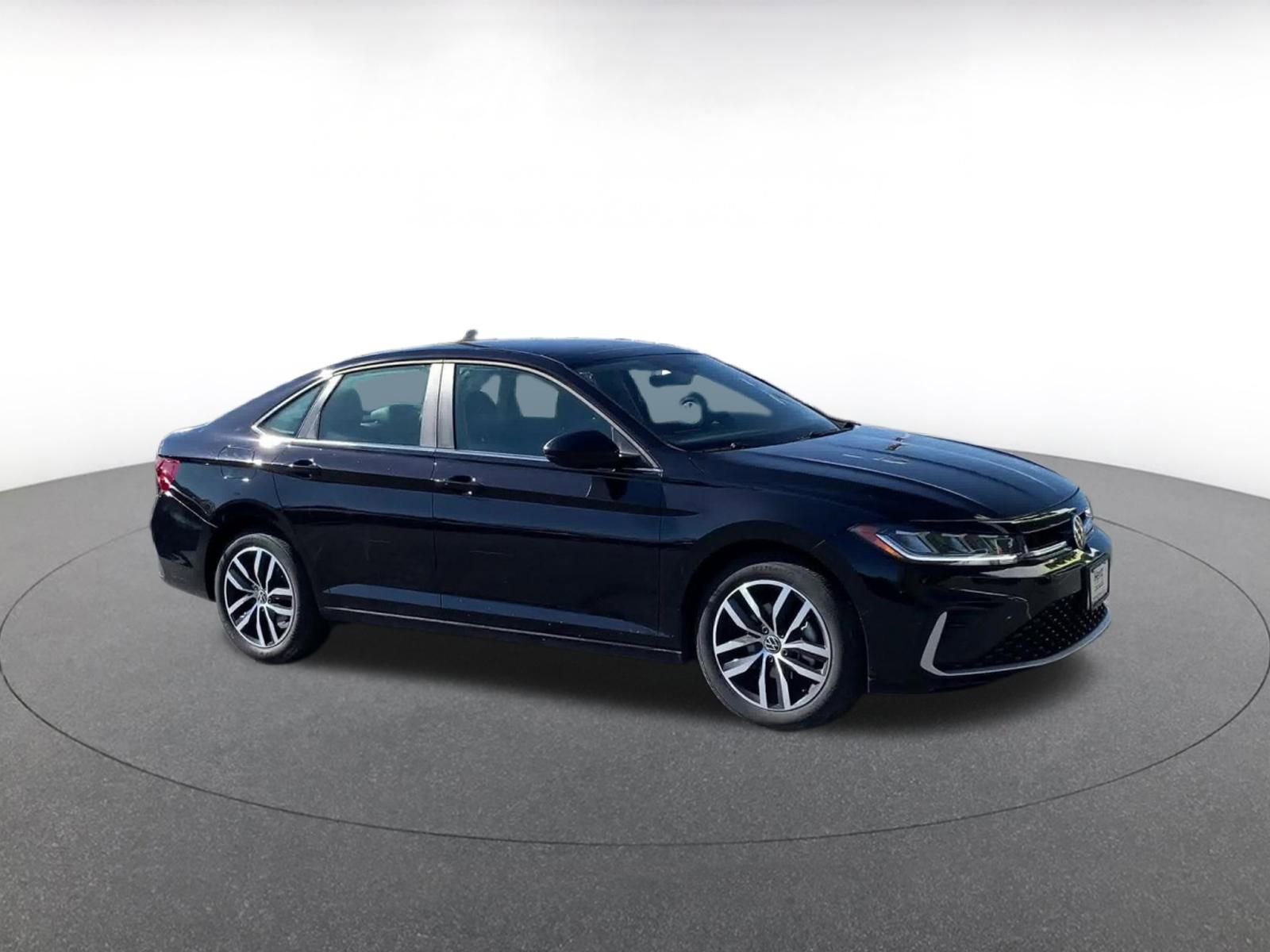 Used 2025 Volkswagen Jetta SE image 2