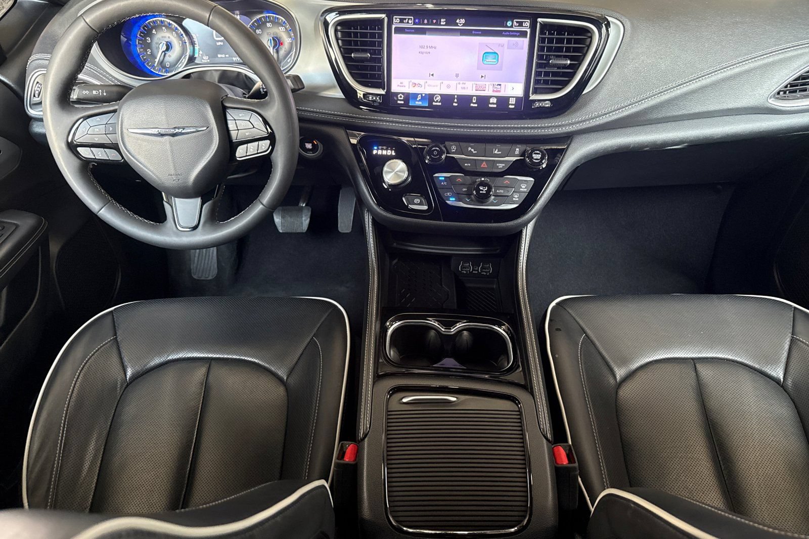 Used 2025 Chrysler Pacifica Limited FWD image 14