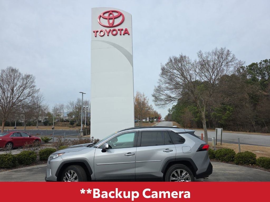 Used 2021 Toyota RAV4 XLE Premium image 4