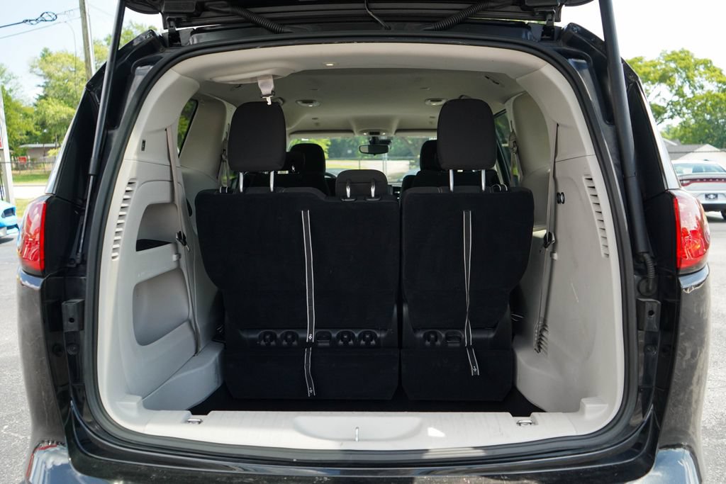 Used 2023 Chrysler Voyager LX FWD image 14