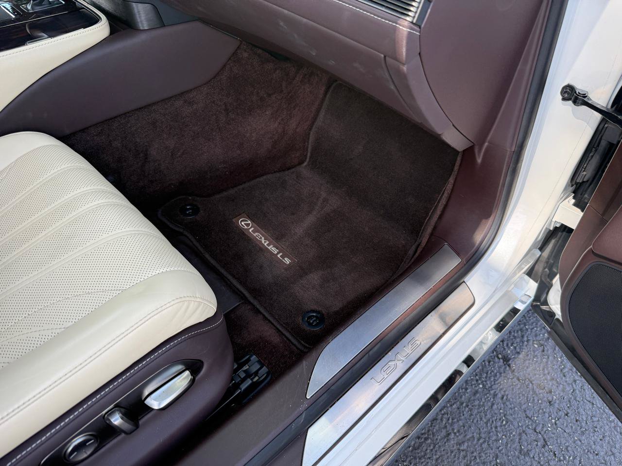 Used 2018 Lexus LS 500h AWD w/ Interior Upgrade Package image 23