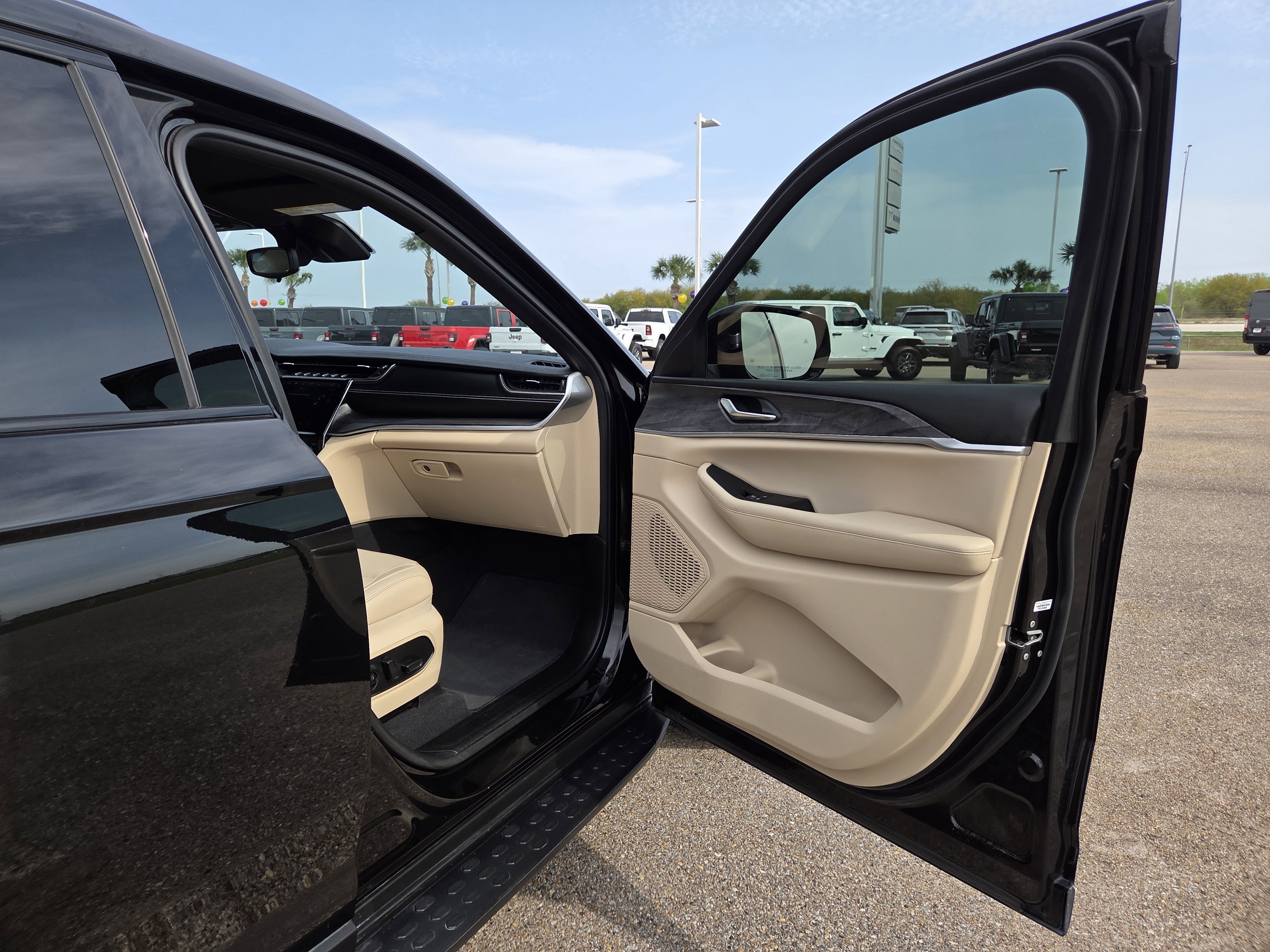 Used 2024 Jeep Grand Cherokee L Limited w/ Black Appearance Package image 18