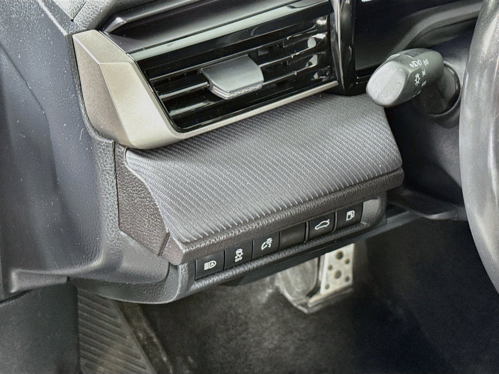 Used 2025 Toyota Camry SE FWD image 7