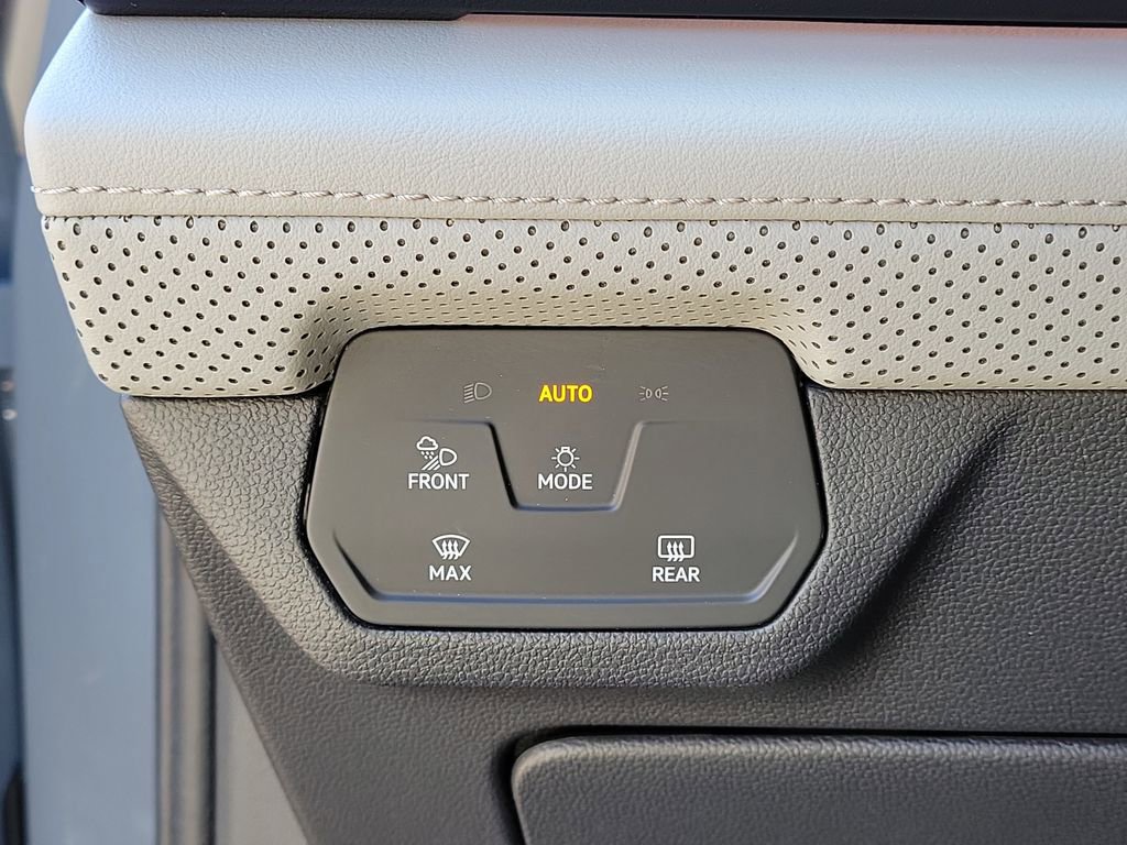 Certified 2025 Volkswagen Atlas Peak Edition SE AWD/4WD image 33