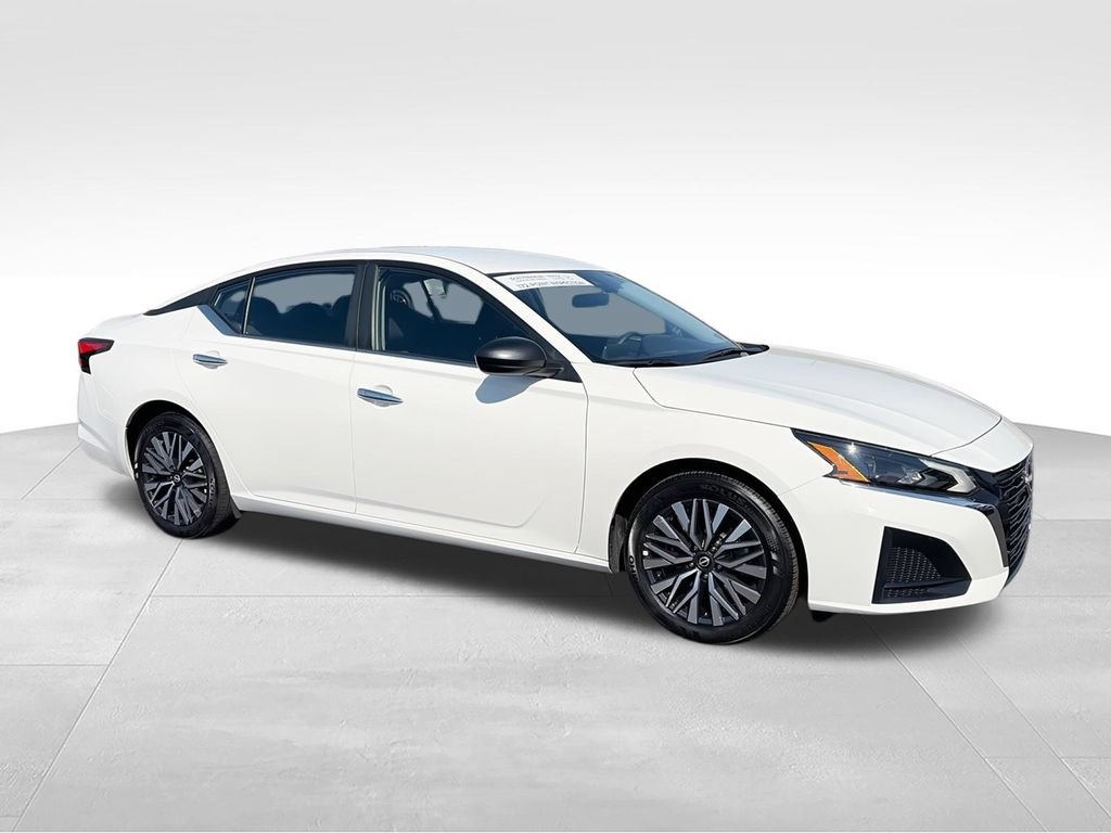 Used 2025 Nissan Altima 2.5 SV FWD image 3