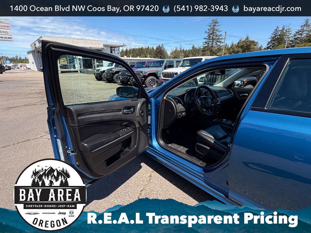 Used 2022 Chrysler 300 Touring L RWD image 10