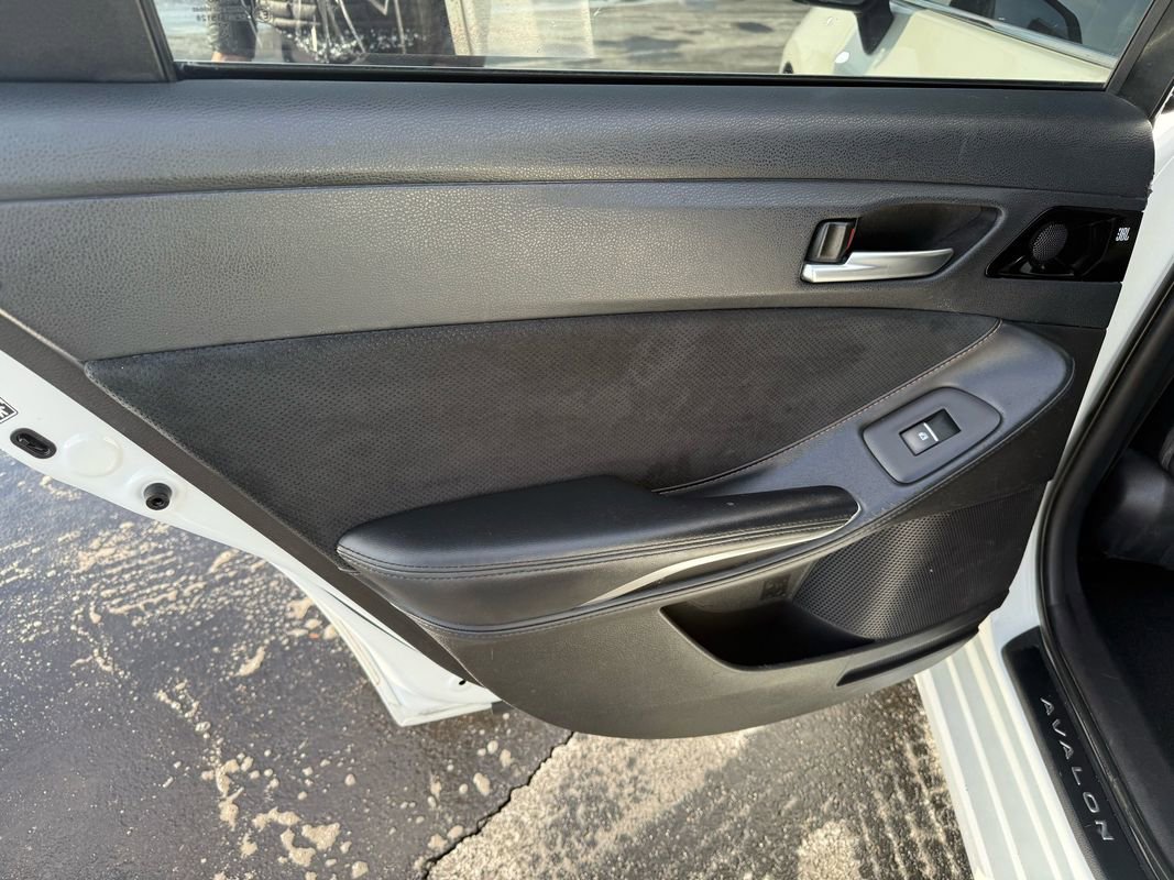Used 2019 Toyota Avalon XSE image 17