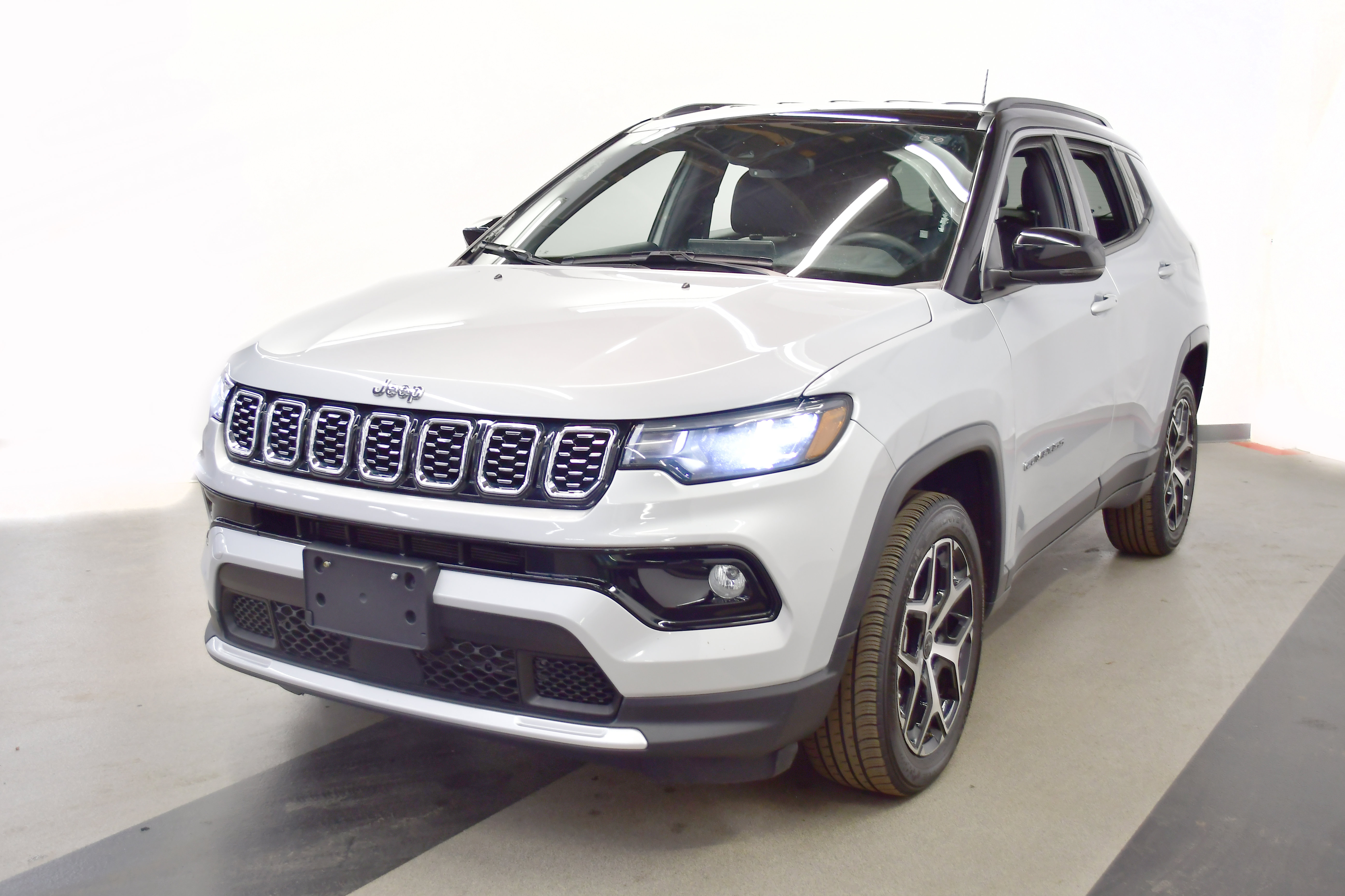 Used 2025 Jeep Compass Limited AWD/4WD image 4