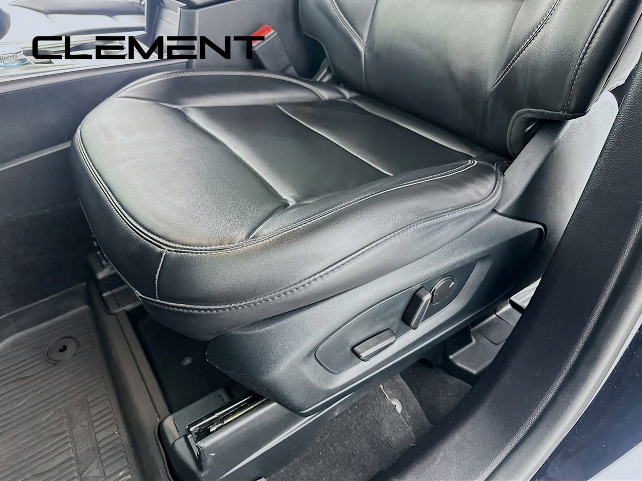 Certified 2022 Ford Explorer XLT w/ Equipment Group 202A image 28