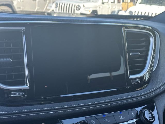New 2026 Chrysler Pacifica Limited image 23
