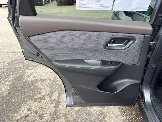 Used 2023 Nissan Rogue SV image 8