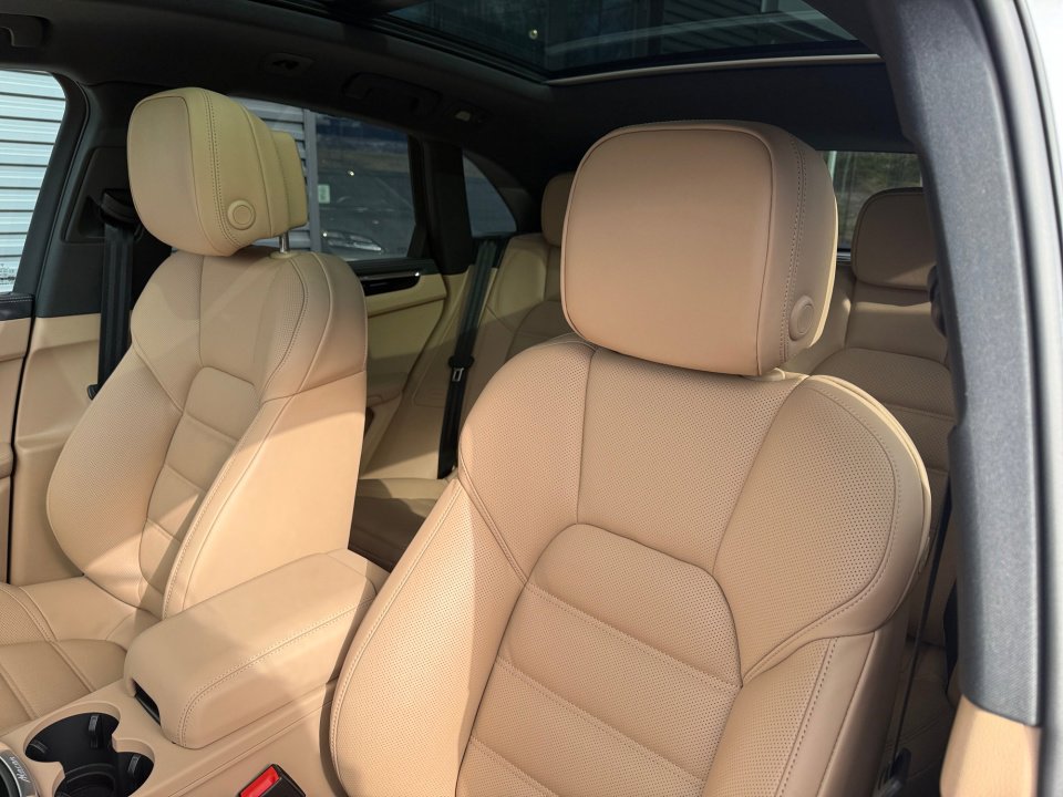 New 2026 Porsche Macan Turbo image 12