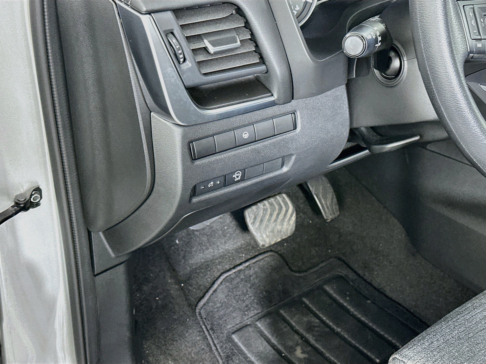 Used 2023 Nissan Rogue SV AWD/4WD image 17