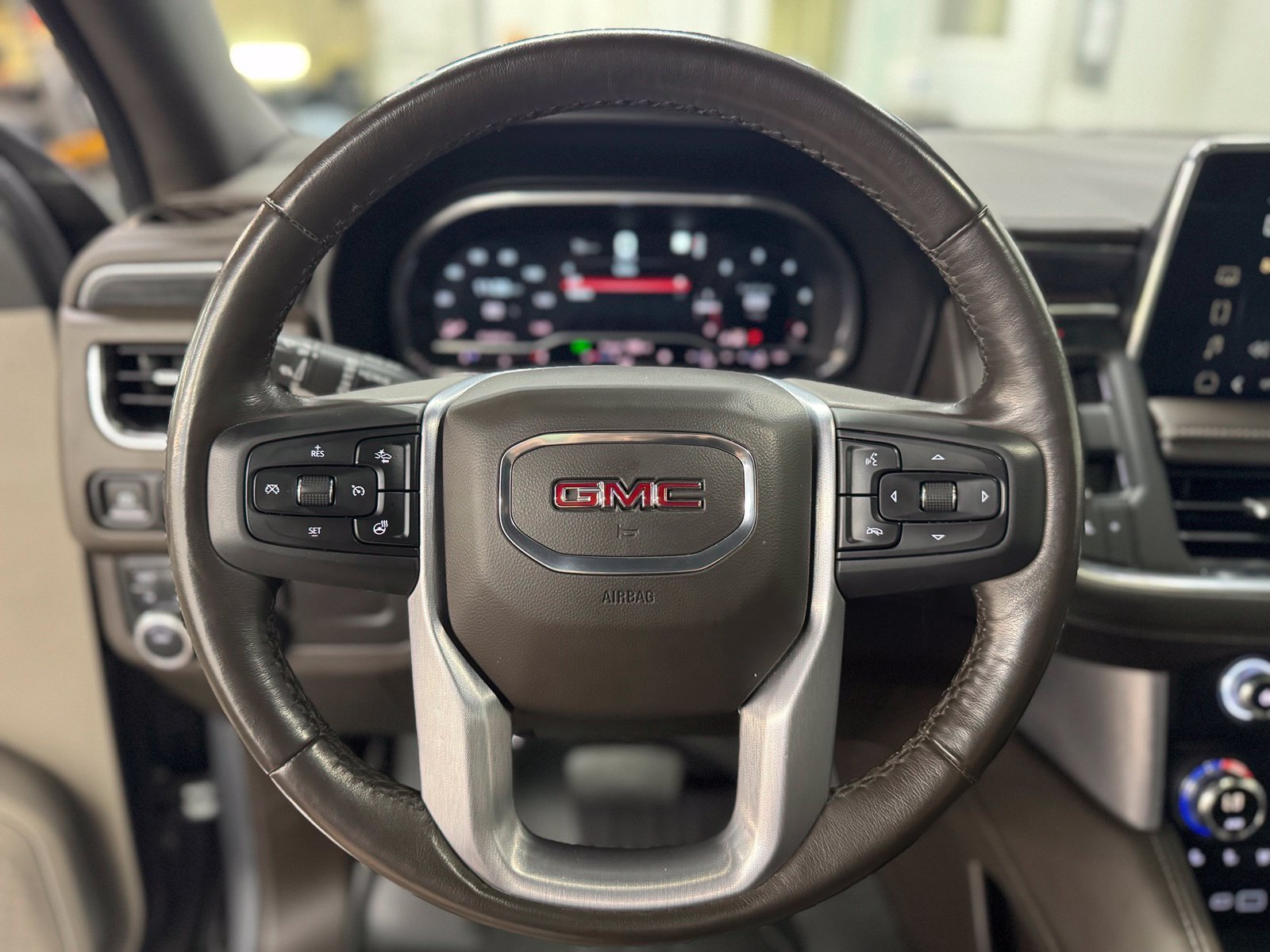 Used 2022 GMC Yukon XL SLT w/ SLT Luxury Package AWD/4WD image 21