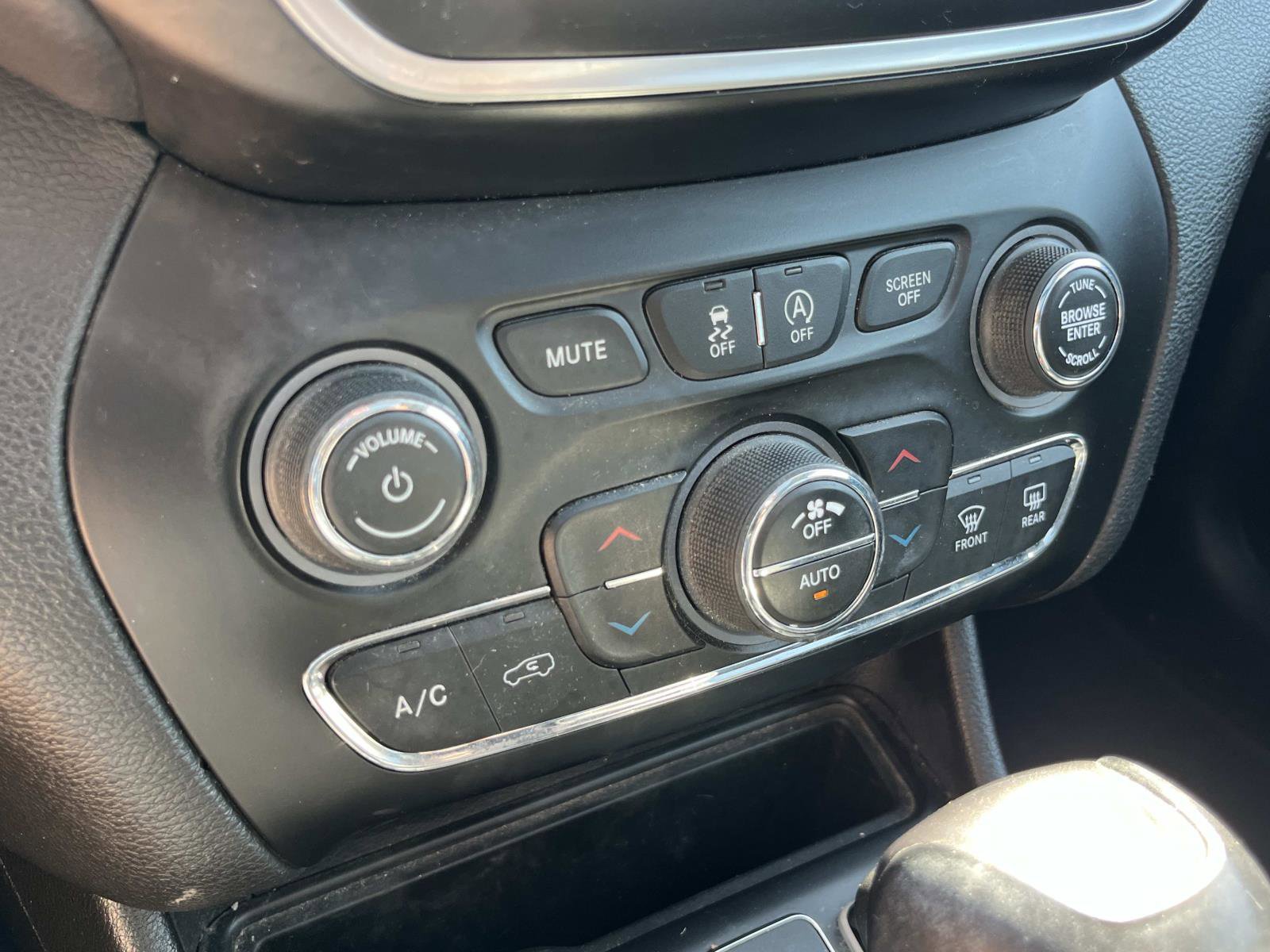 Used 2019 Jeep Cherokee Latitude Plus w/ Comfort/Convenience Group image 35