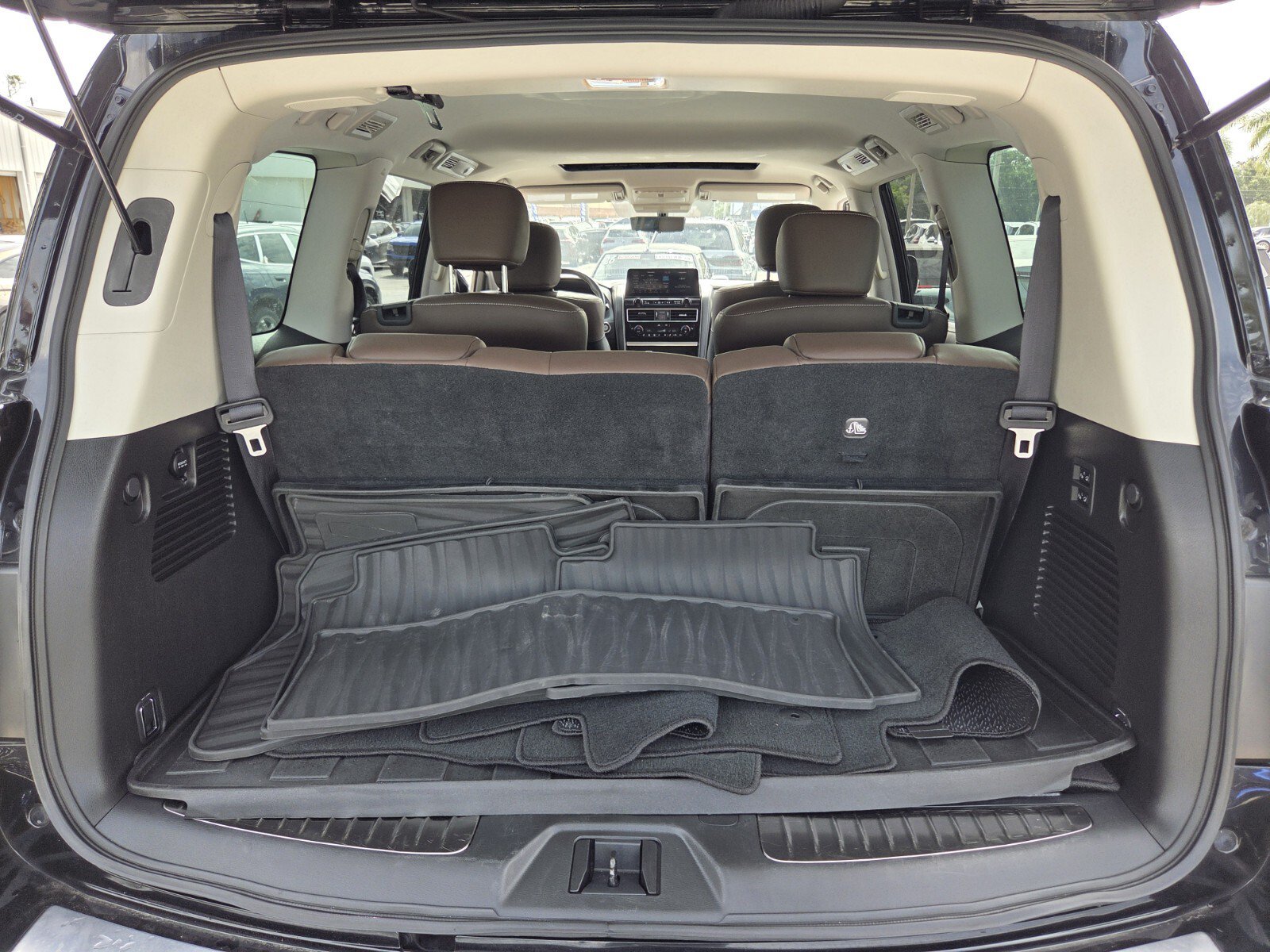 Used 2023 INFINITI QX80 Premium Select w/ All-Season Package AWD/4WD image 16
