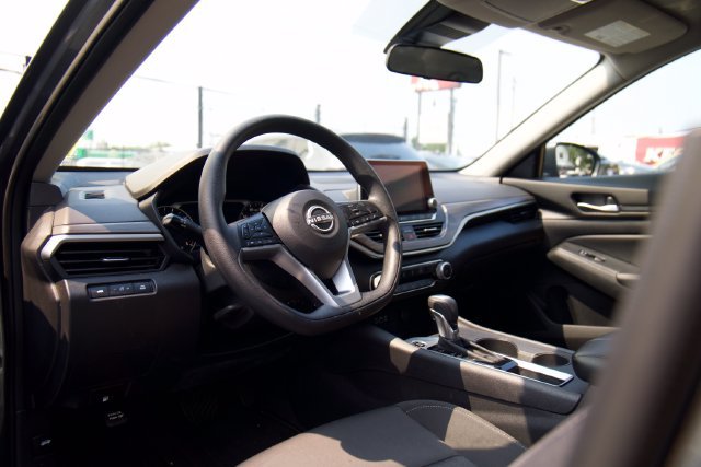 Used 2025 Nissan Altima 2.5 SV FWD image 13