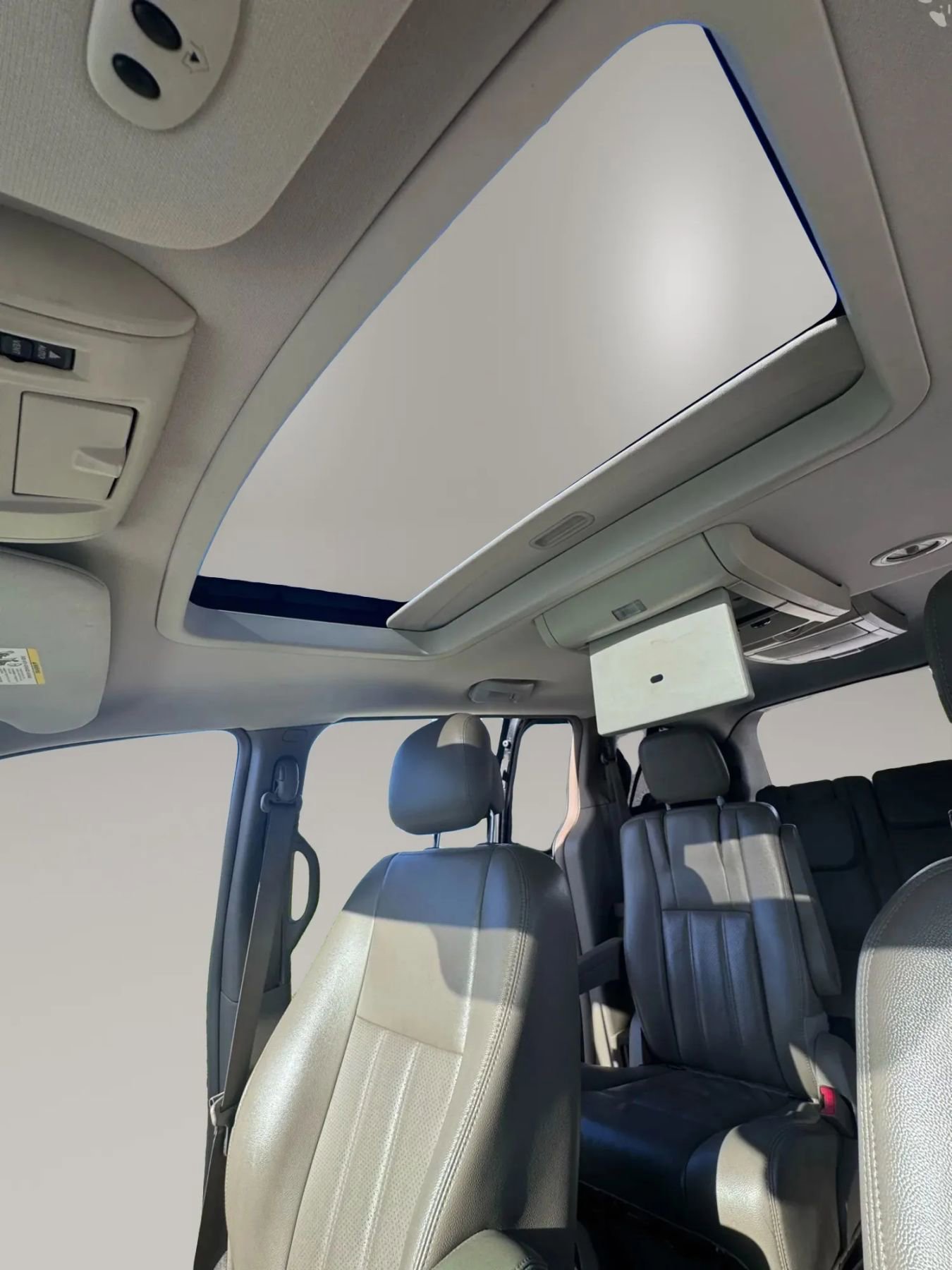 Used 2014 Chrysler Town & Country Touring-L w/ Driver Convenience Group FWD image 20