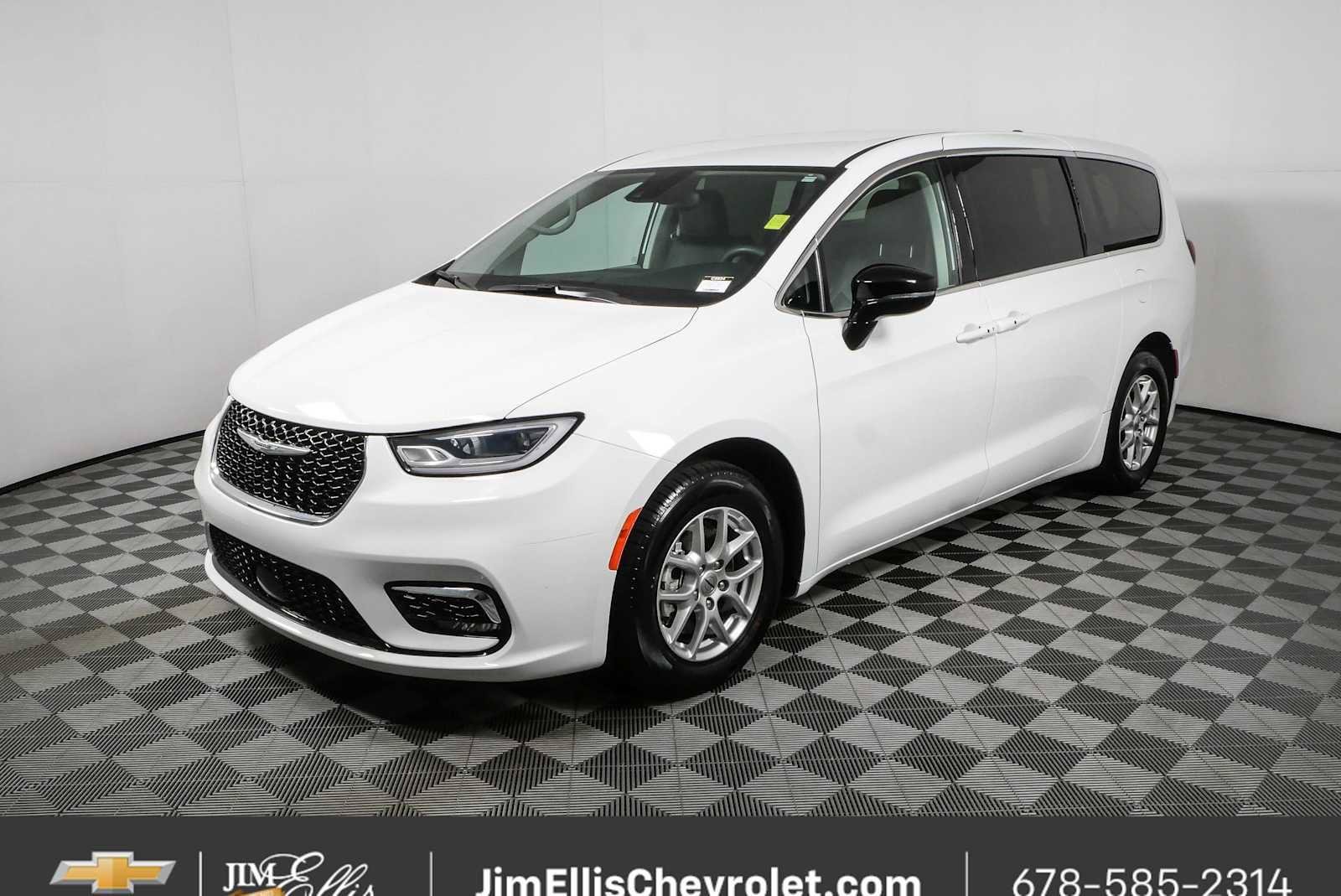 Used 2024 Chrysler Pacifica Touring-L FWD image 23