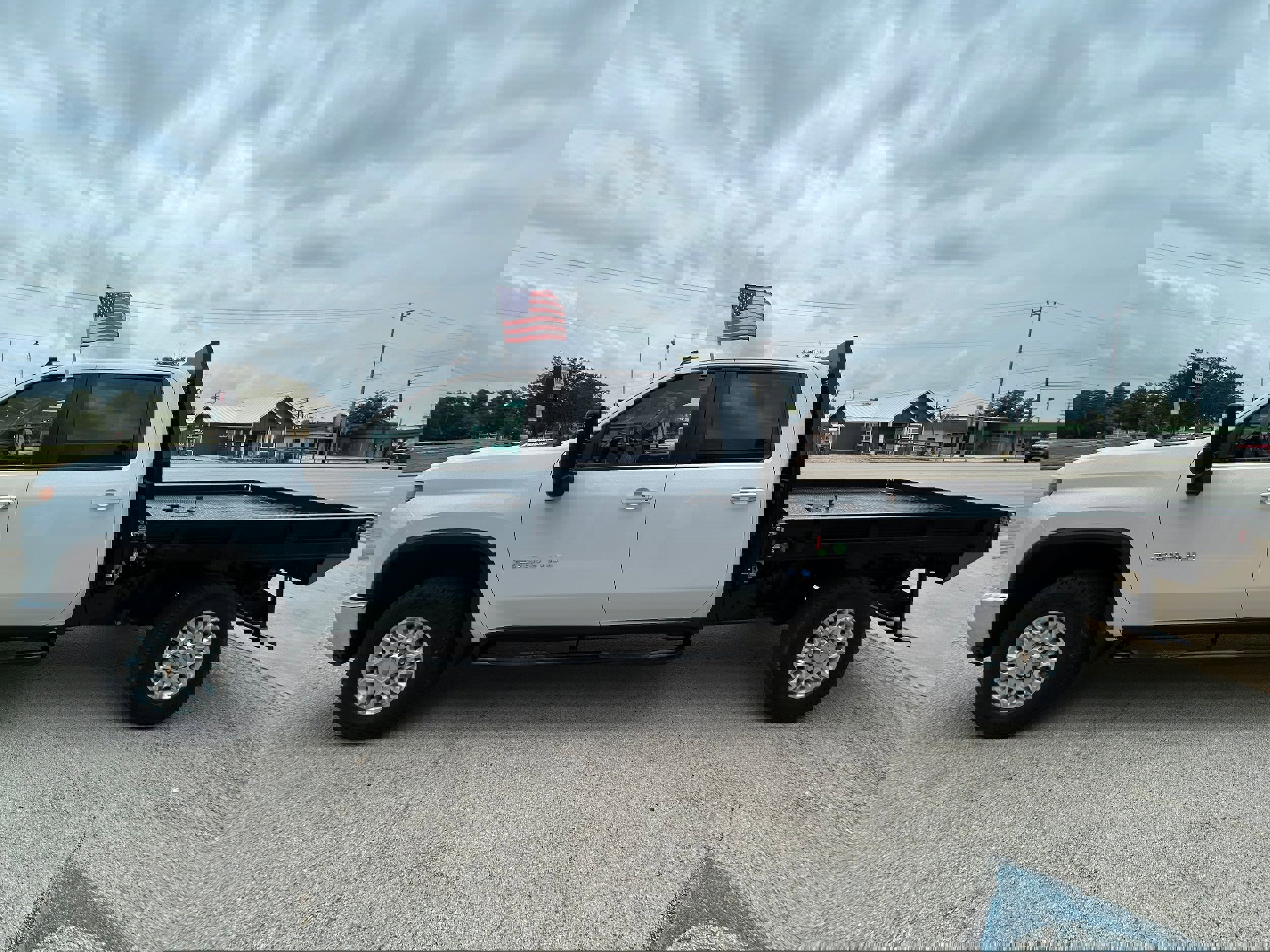 Used 2024 Chevrolet Silverado 2500 LT w/ Convenience Package image 3