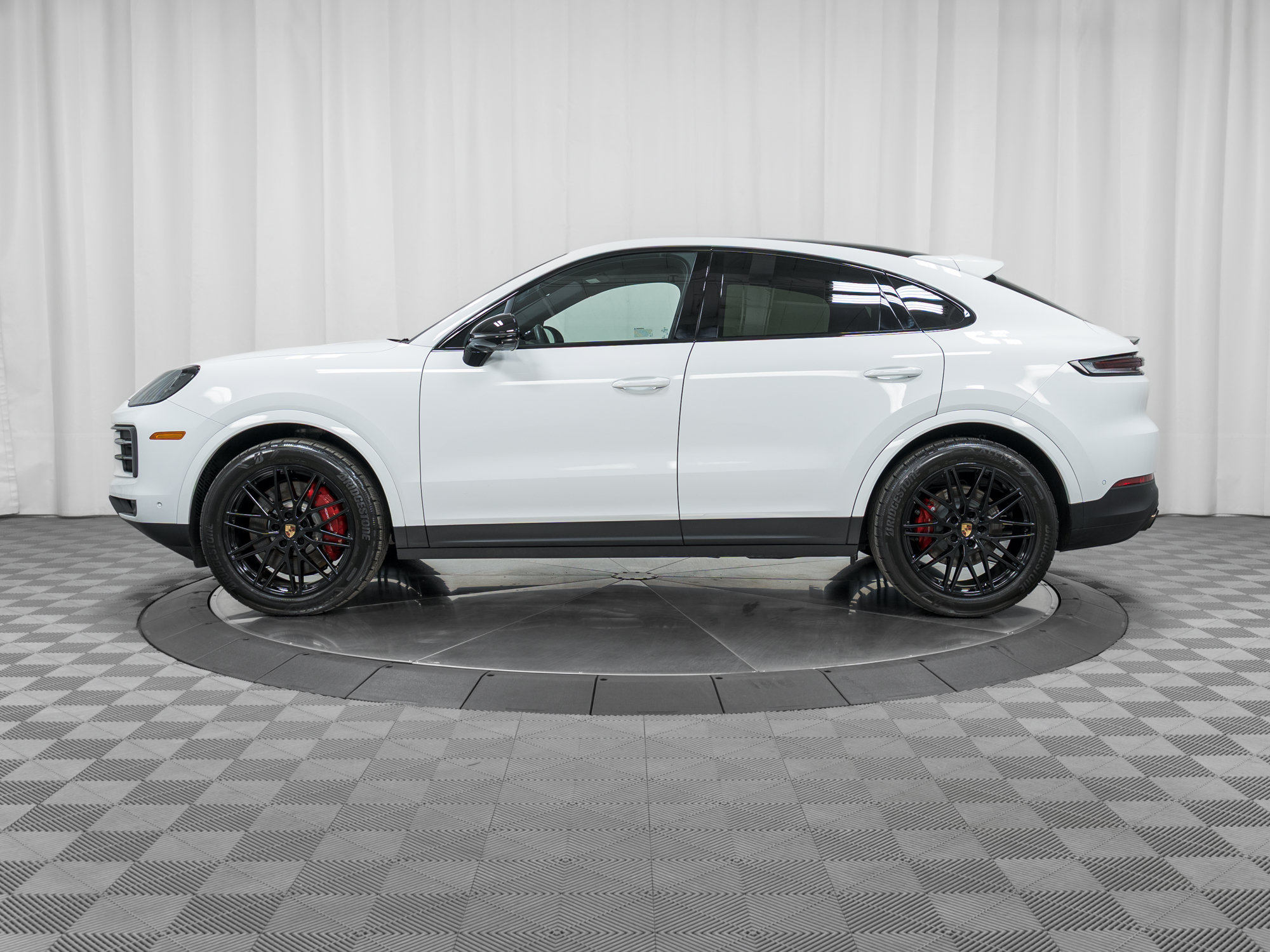 Used 2025 Porsche Cayenne S AWD/4WD image 2