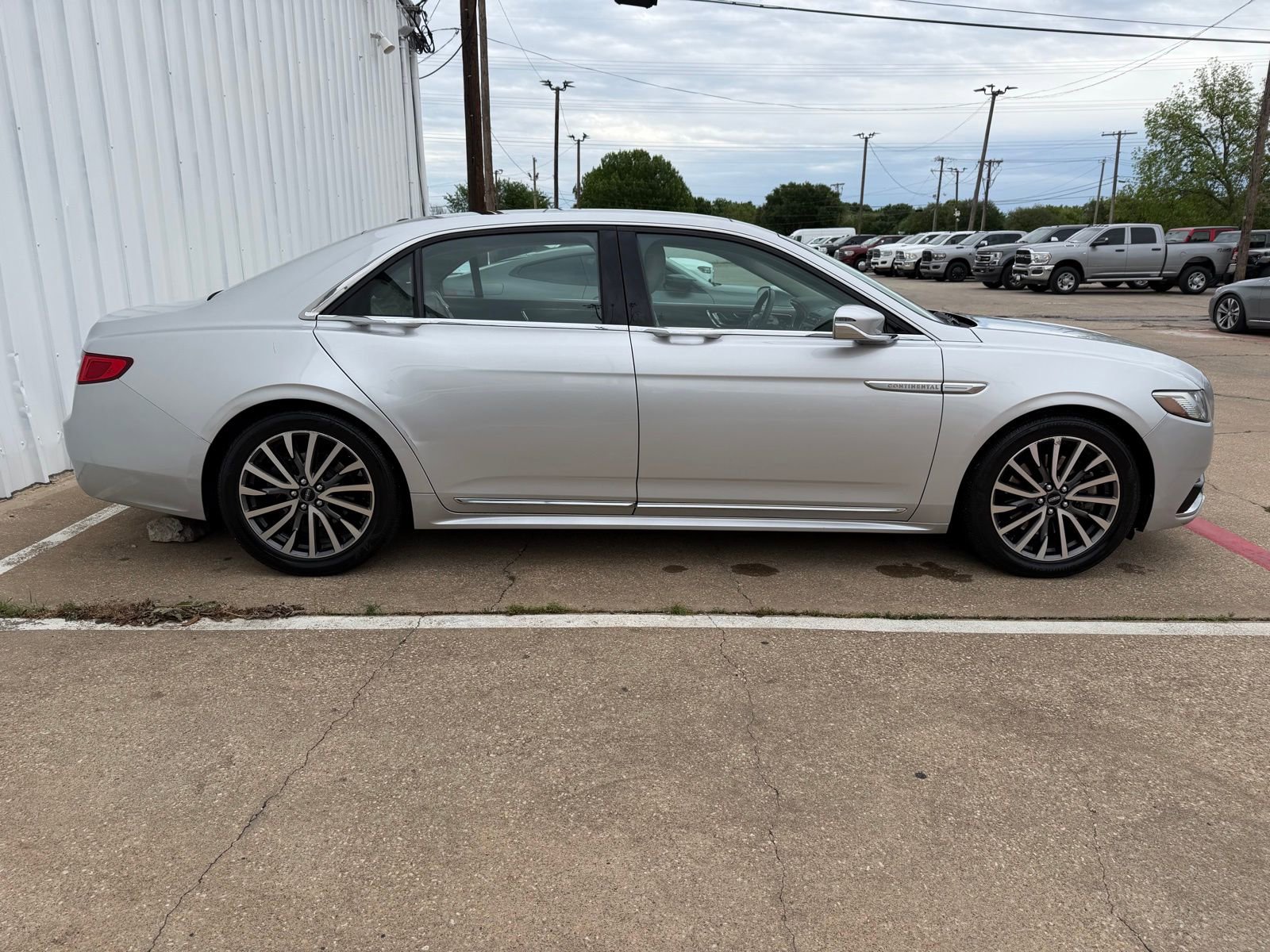 Used 2017 Lincoln Continental Select image 6