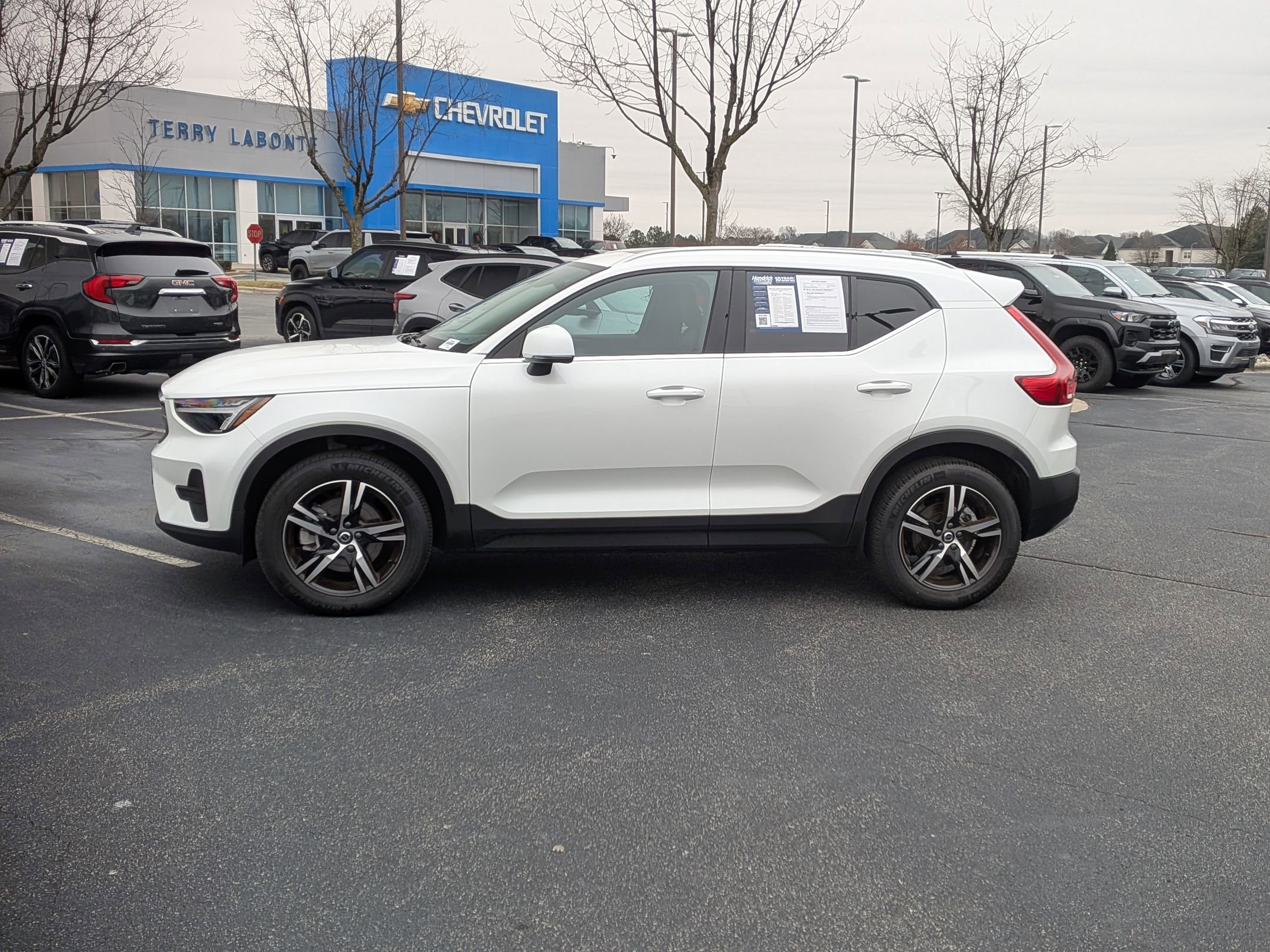 Used 2025 Volvo XC40 B5 Core image 6