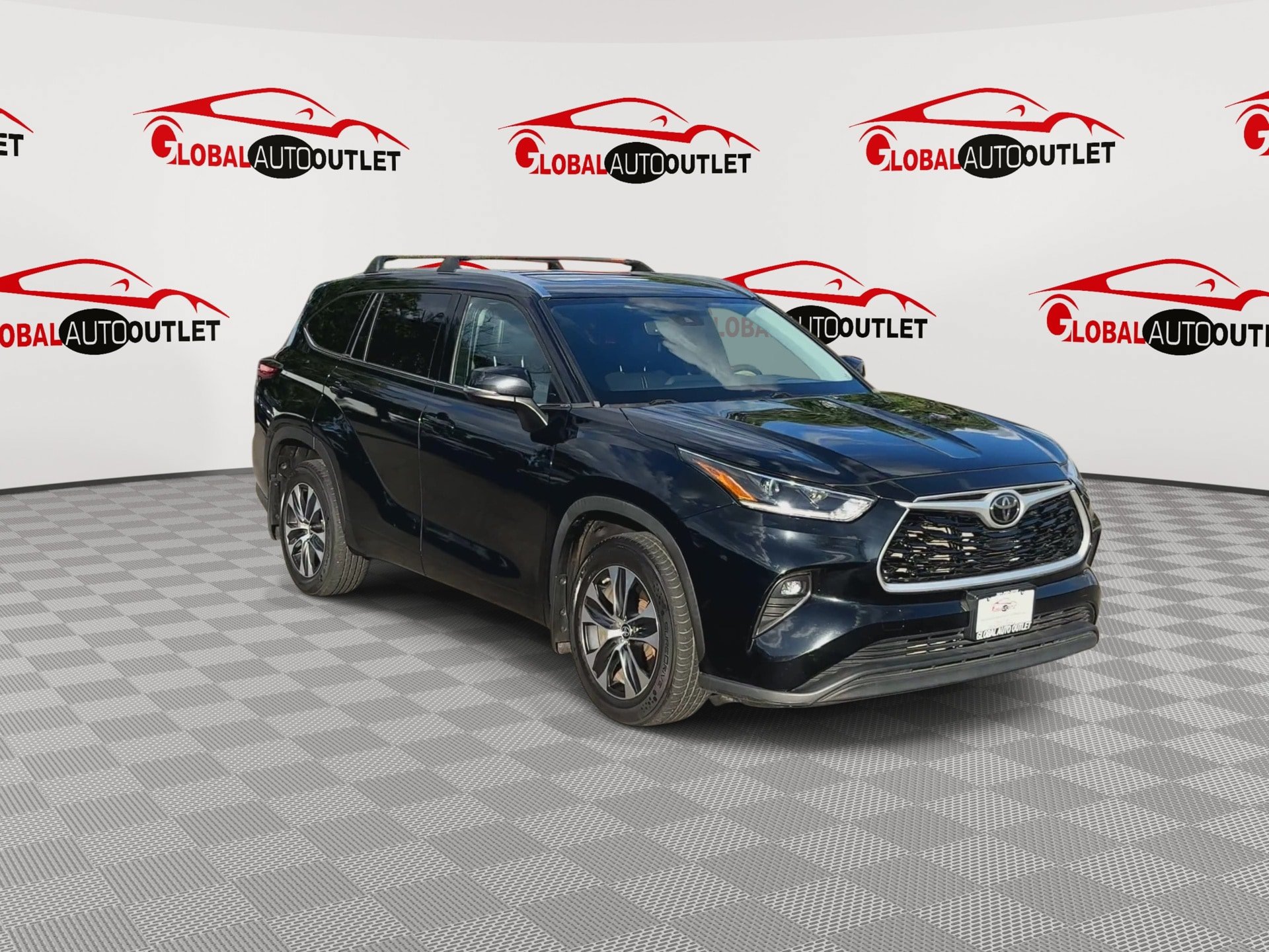 Used 2021 Toyota Highlander XLE AWD/4WD image 2